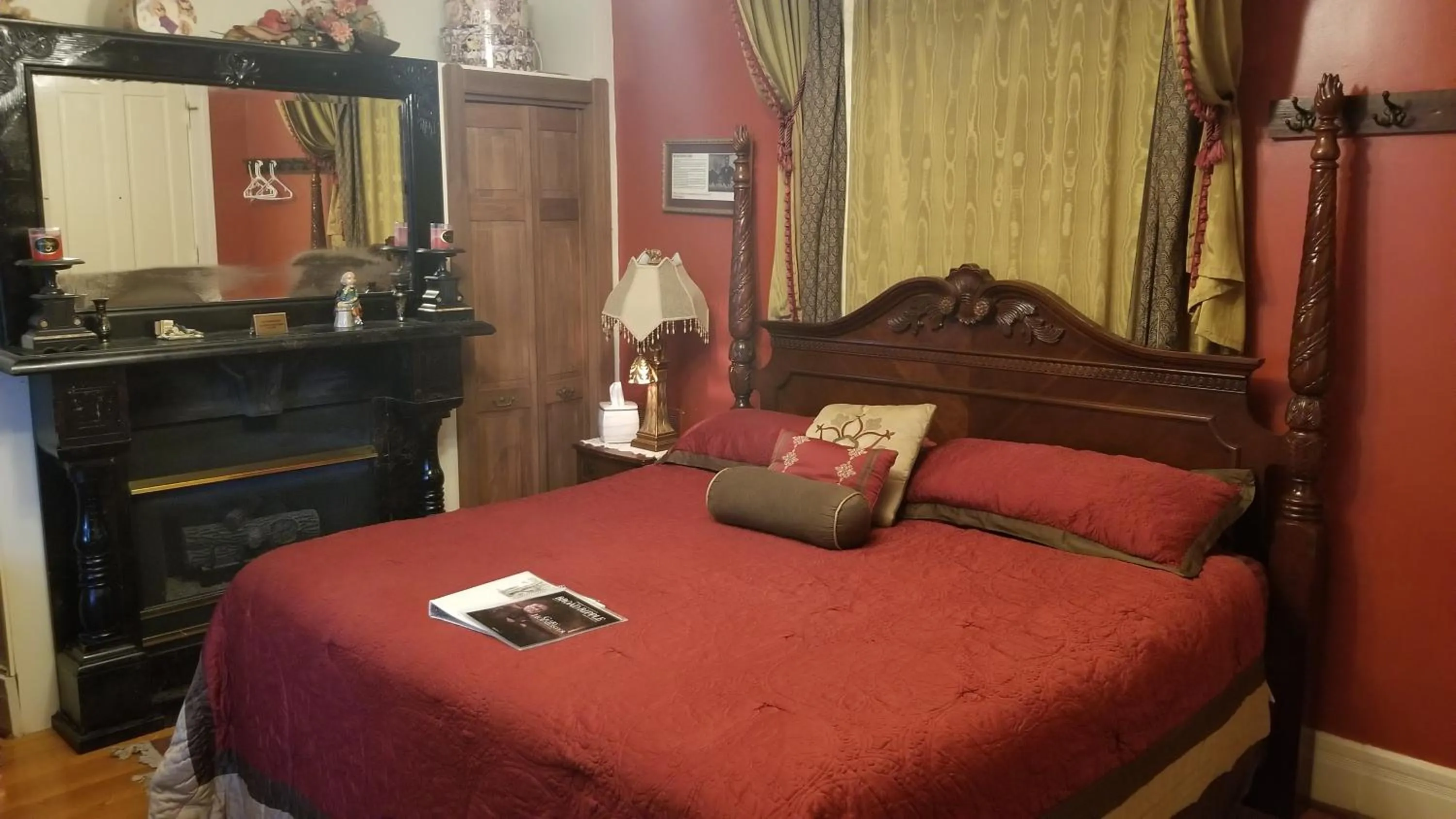 Bed in Old Northside Bed & Breakfast