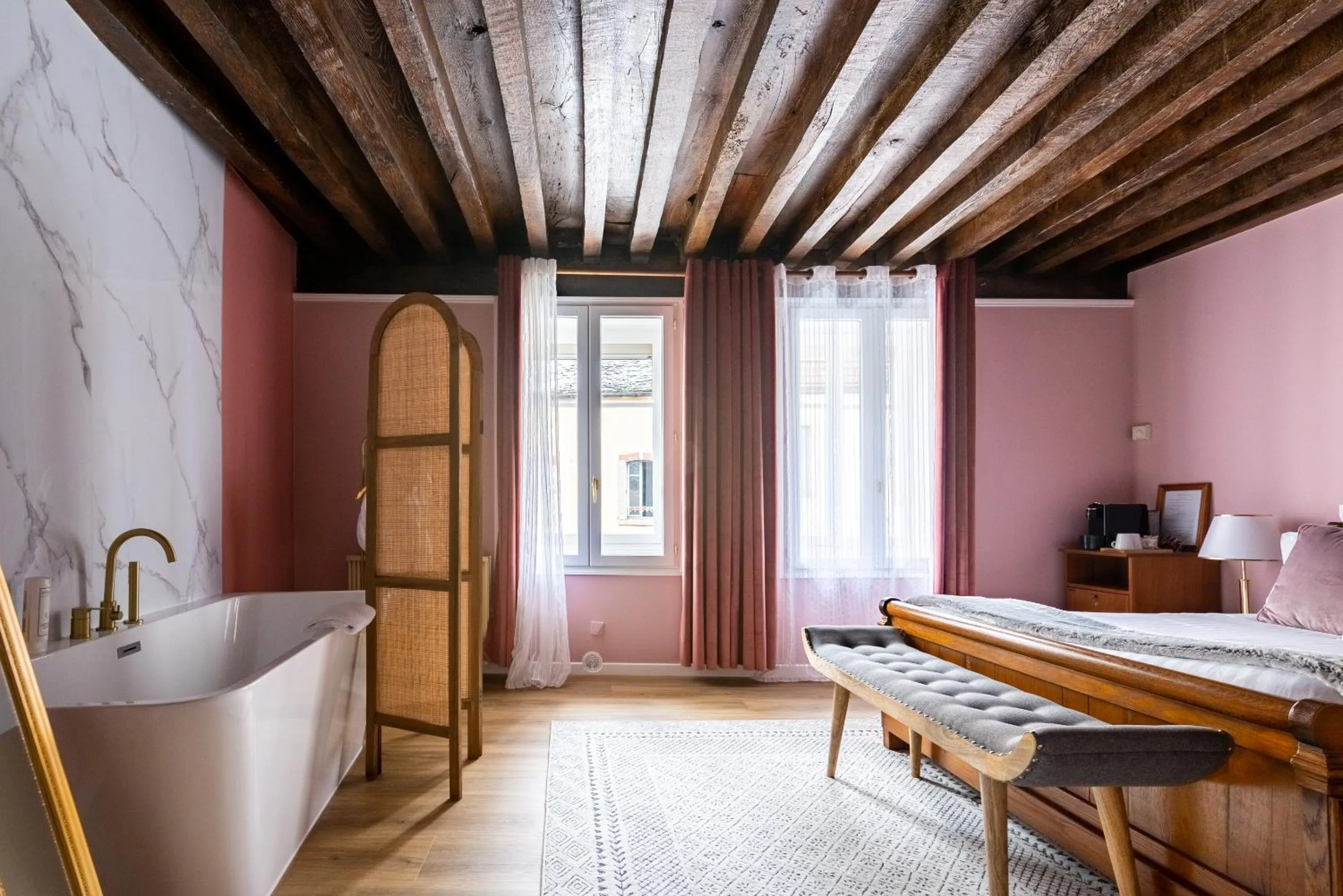 Photo of the whole room, Bed in Chez Camille