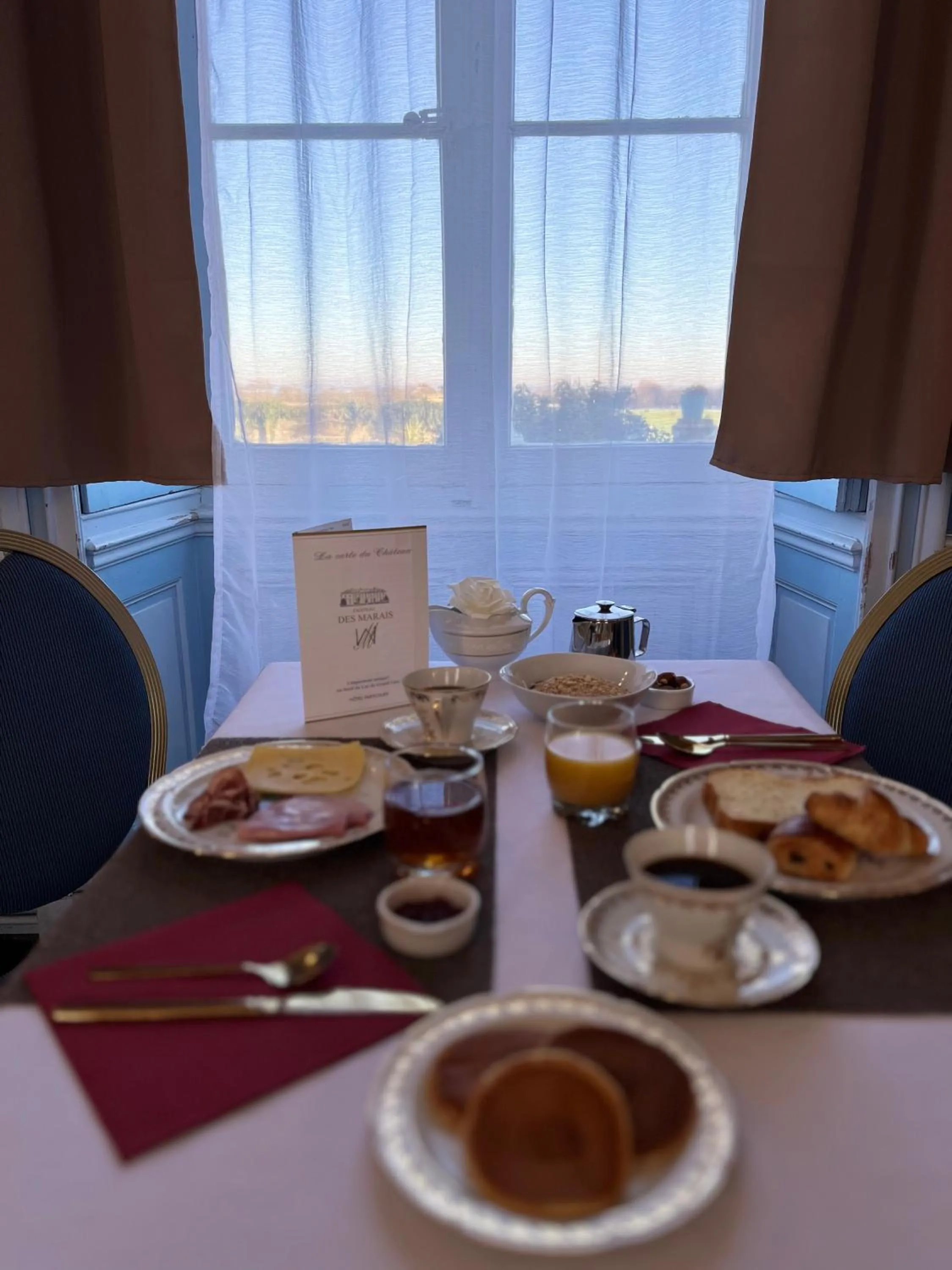 Food and drinks in Hôtel Particulier CHÂTEAU DES MARAIS Proximité et vue sur le Lac de Grand lieu