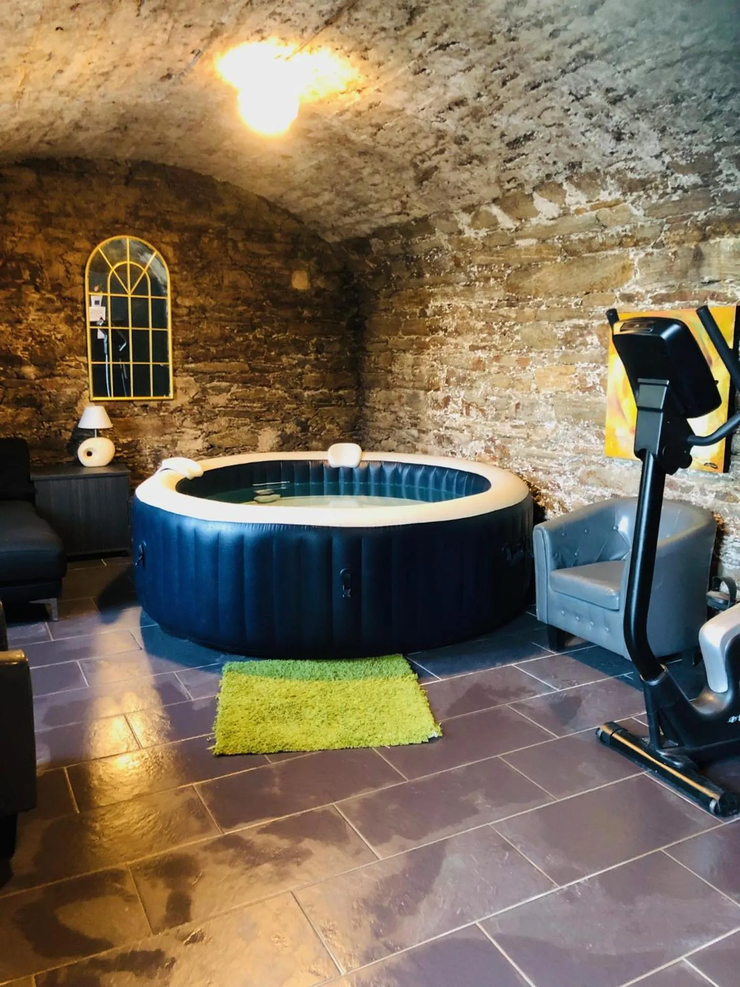 Hot Tub in Hôtel Particulier CHÂTEAU DES MARAIS Proximité et vue sur le Lac de Grand lieu