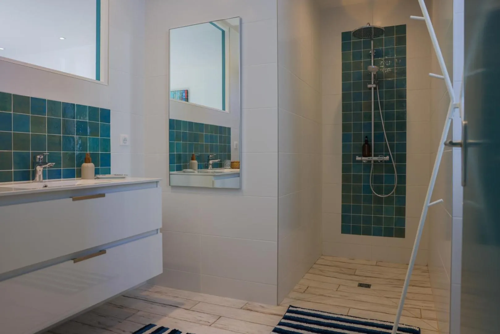 Shower in Clos Ceres