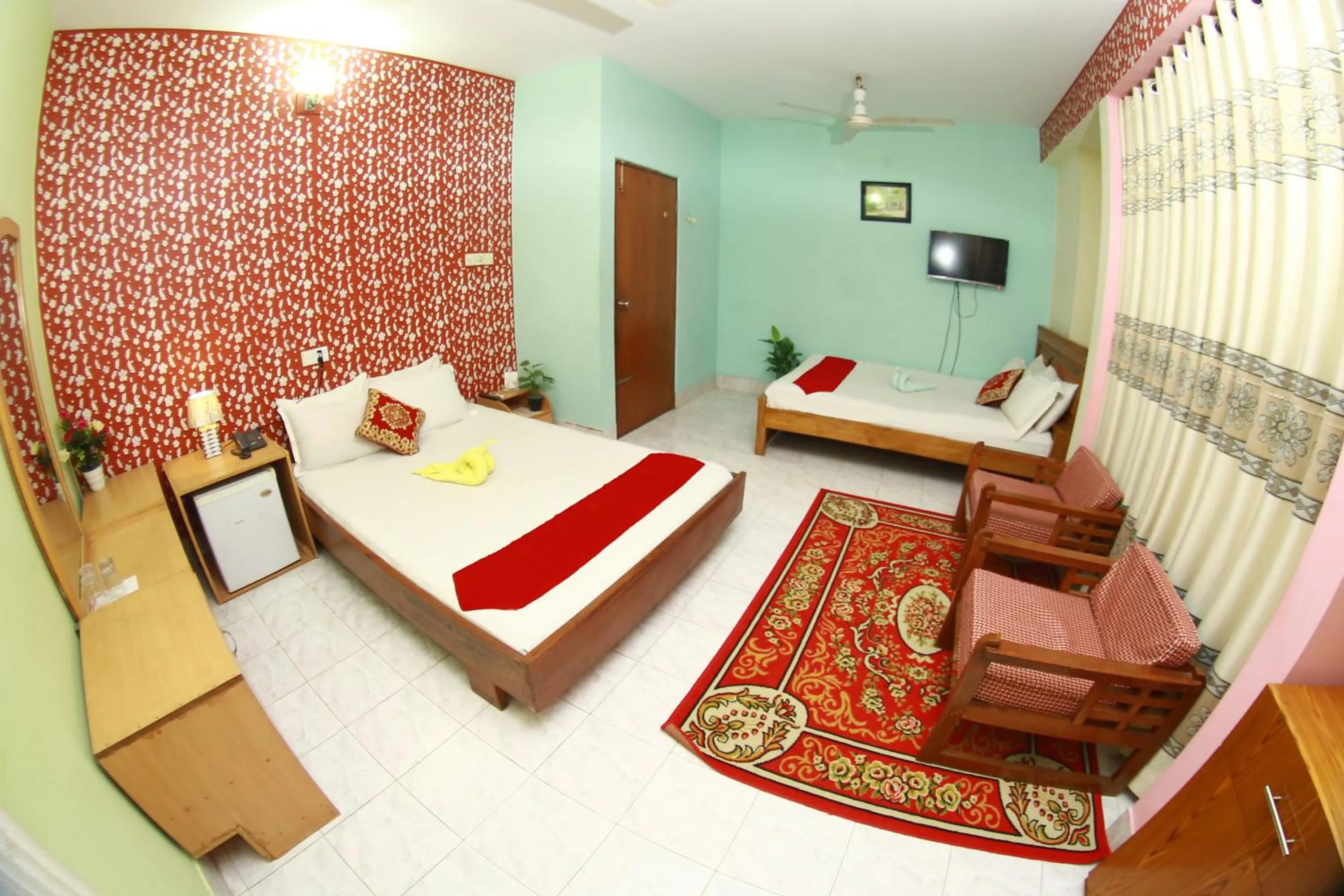 Shower, Bed in Hotel Farmis Garden