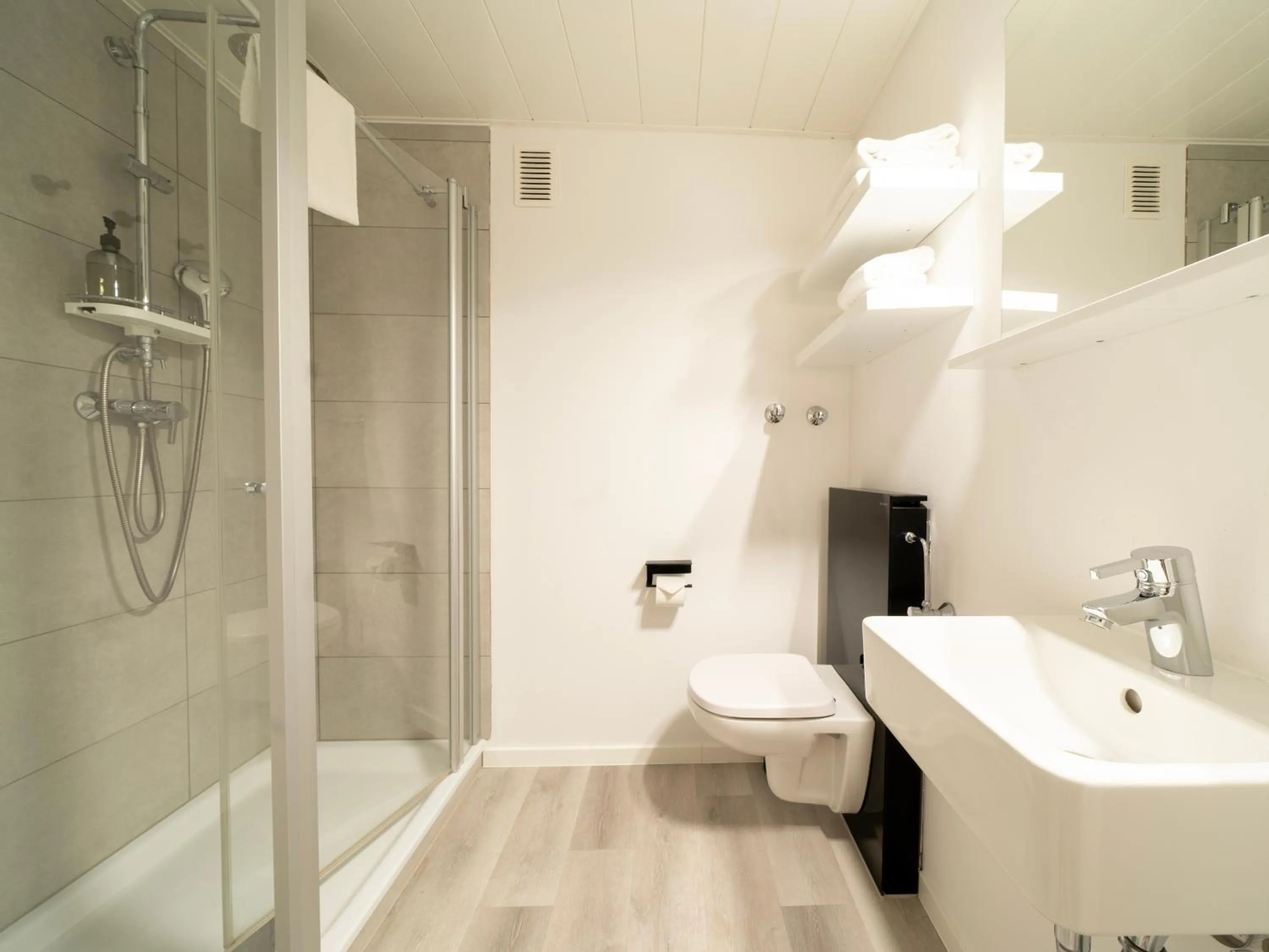 Shower in JustStay Mülheim Hotel & Apartments