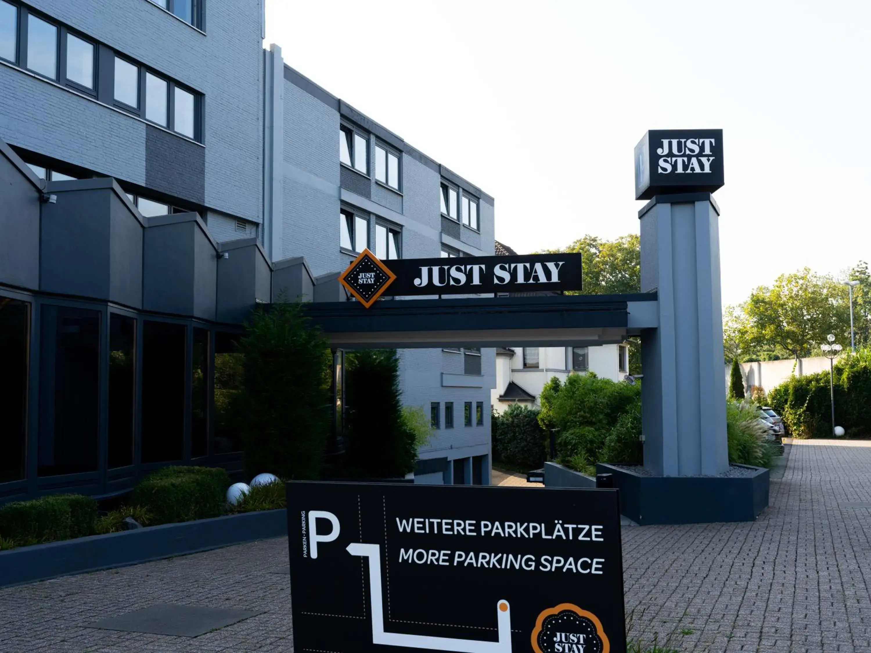 Property building in JustStay Mülheim Hotel & Apartments Property building in JustStay Mülheim Hotel & Apartments