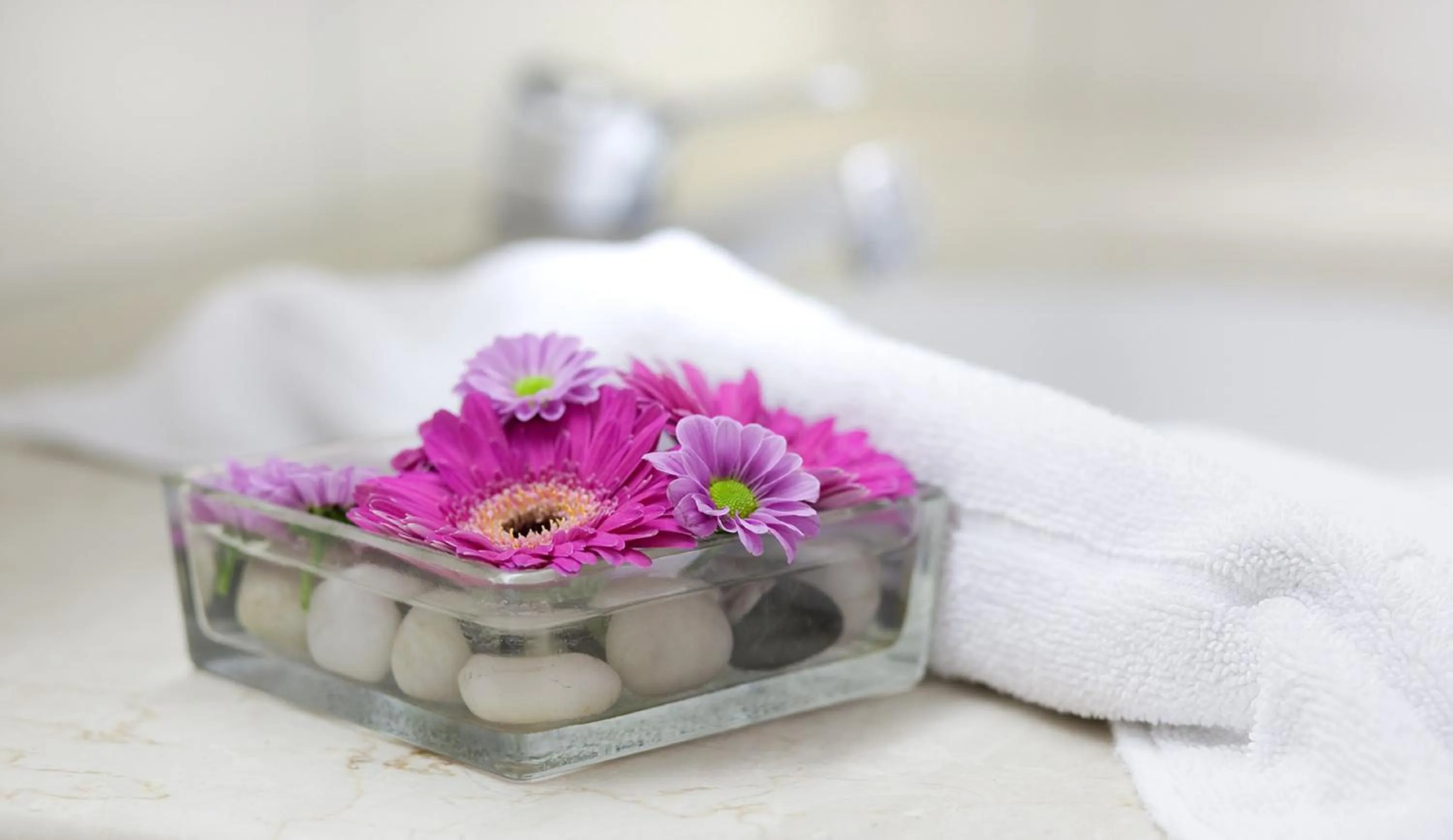 Bathroom, Bed in Hotel am Rosengarten