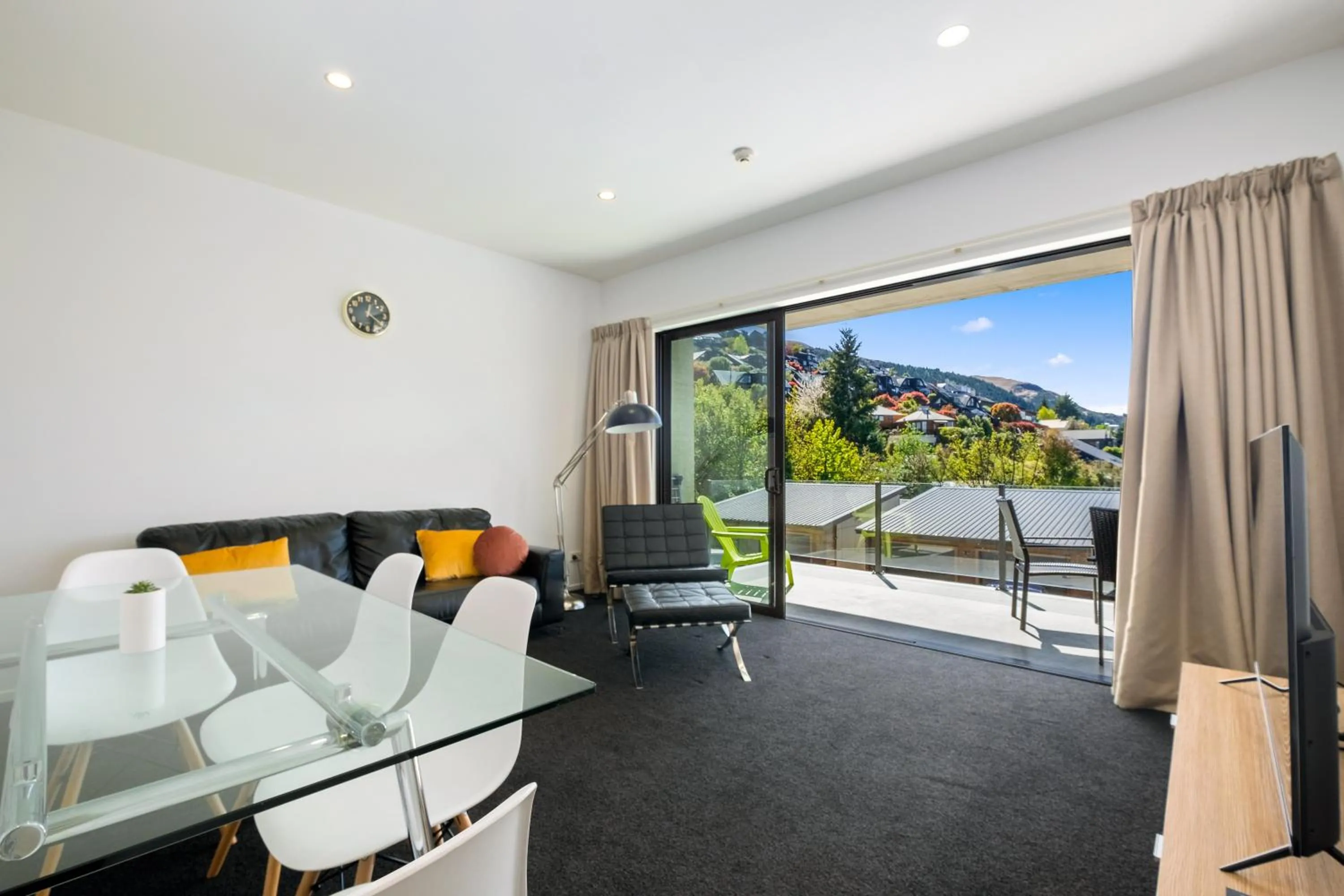 Brookside Gem - Modern 2 Bedroom Apartment