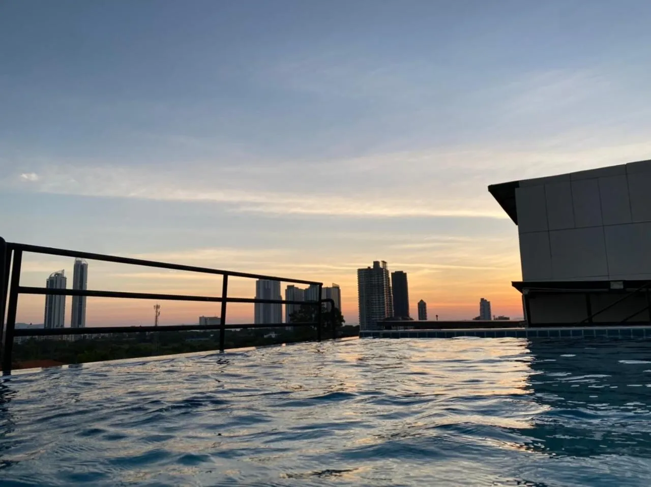 Swimming pool in BEAR’S DEN HOTEL PATTAYA