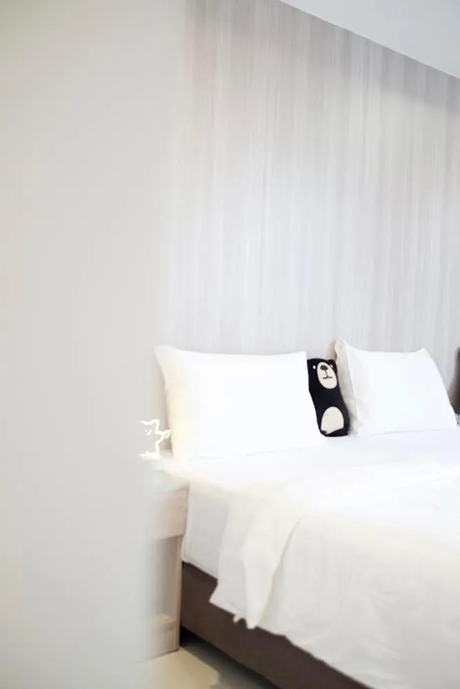 Bed in BEAR’S DEN HOTEL PATTAYA