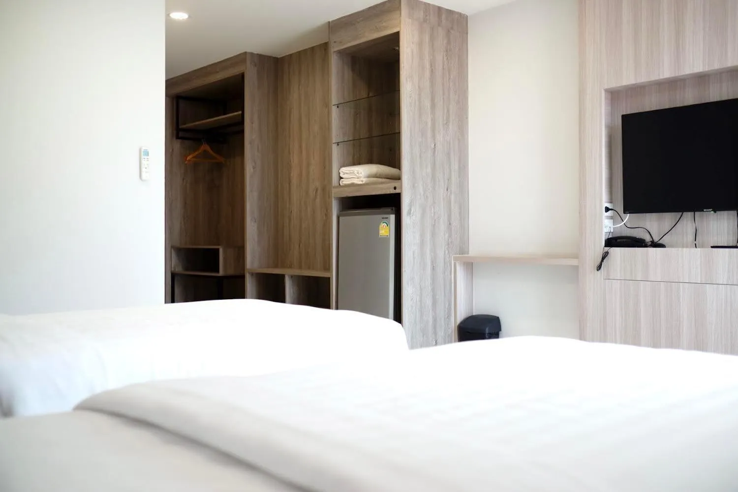 Bed in BEAR’S DEN HOTEL PATTAYA