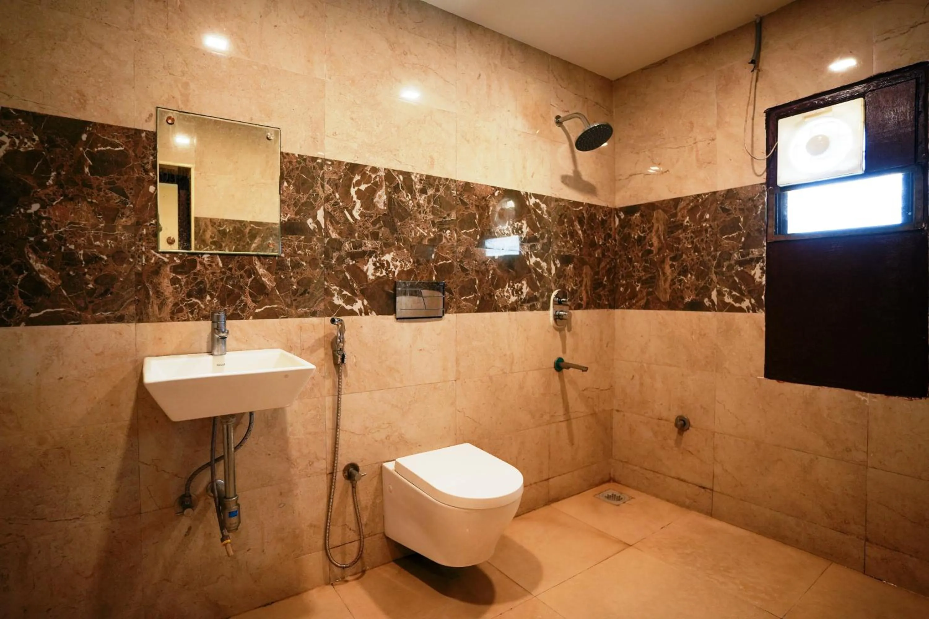 Shower in La Courtyard