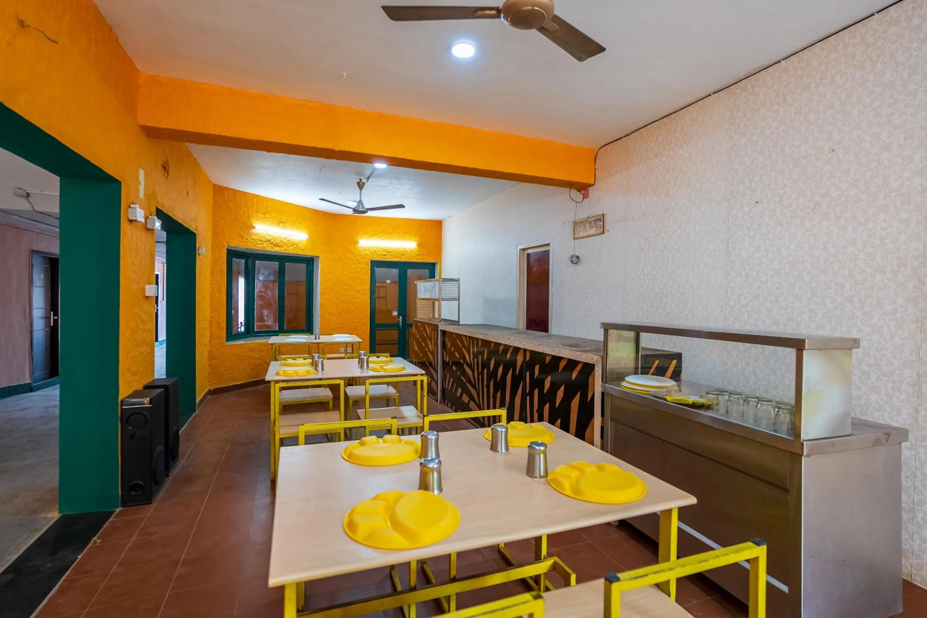 Restaurant/places to eat in La Courtyard