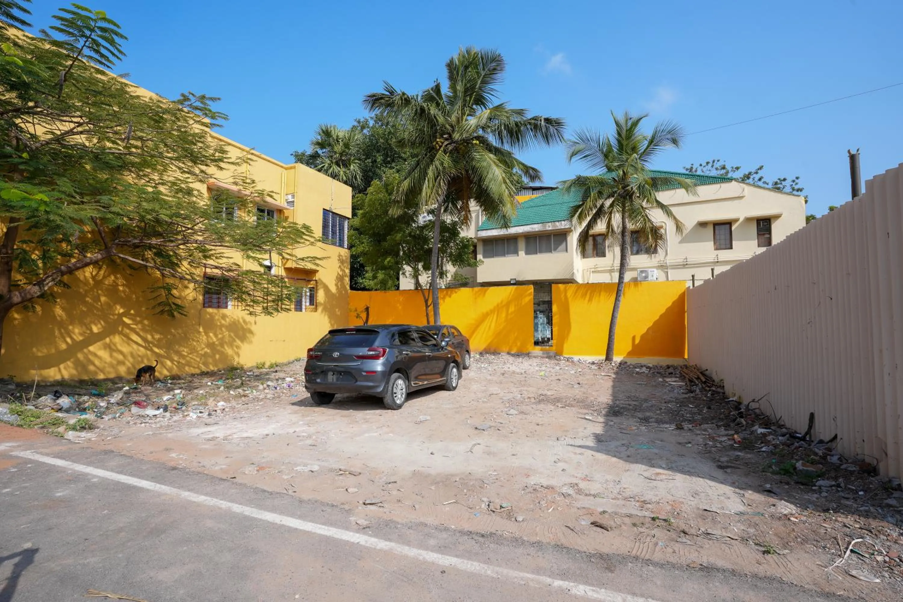 Parking in La Courtyard