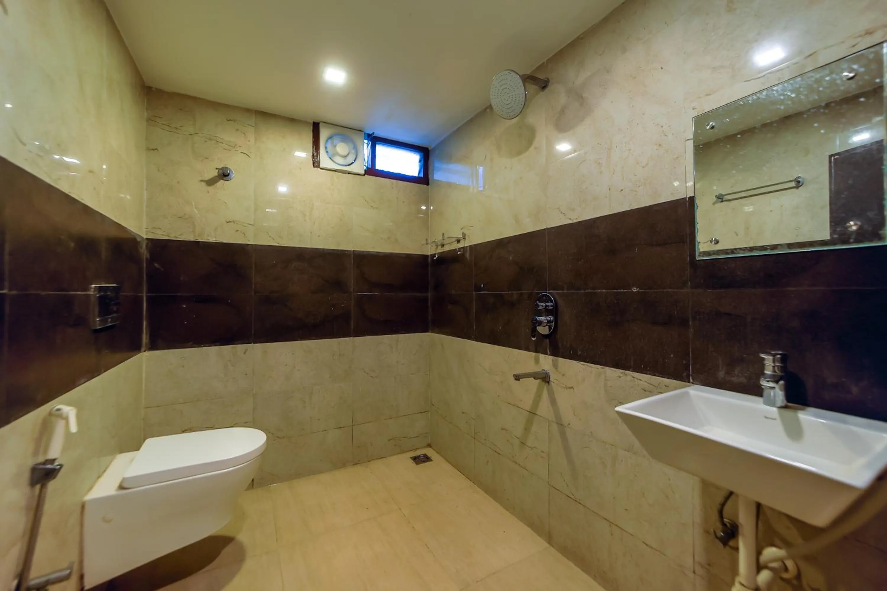 Shower in La Courtyard