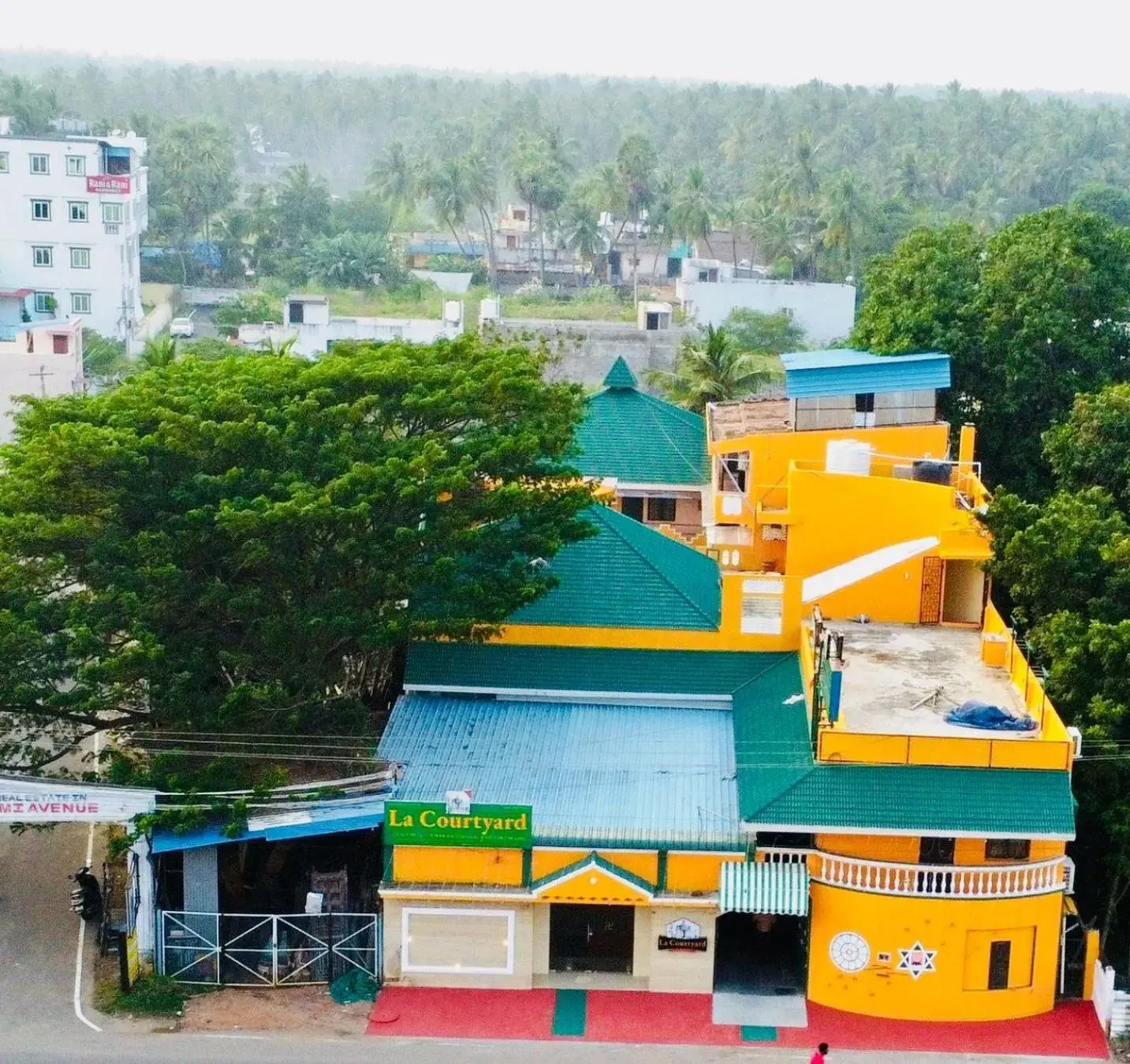 Facade/entrance in La Courtyard Facade/entrance in La Courtyard