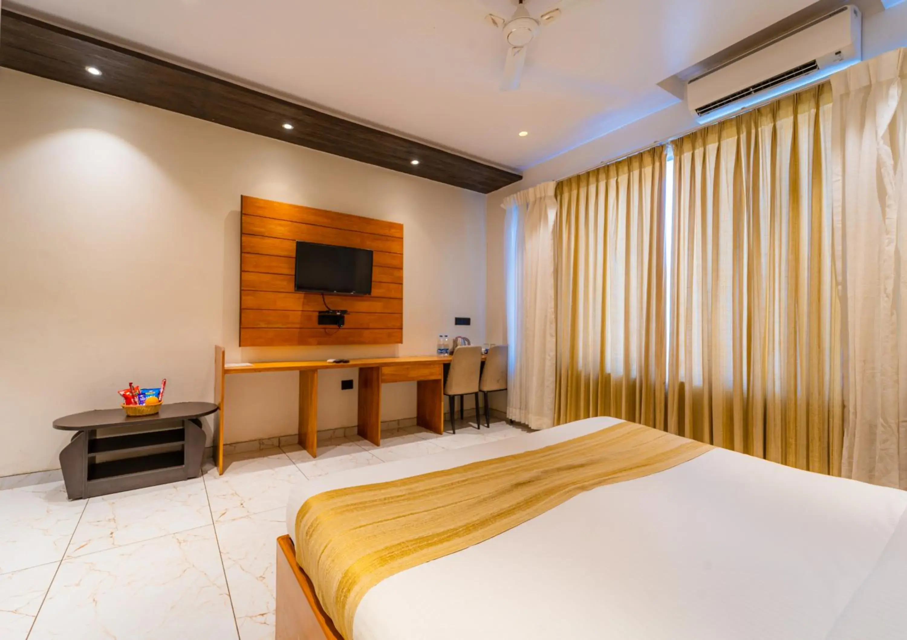 Communal lounge/ TV room, Bed in Red Button Resort Communal lounge/ TV room, Bed in Red Button Resort