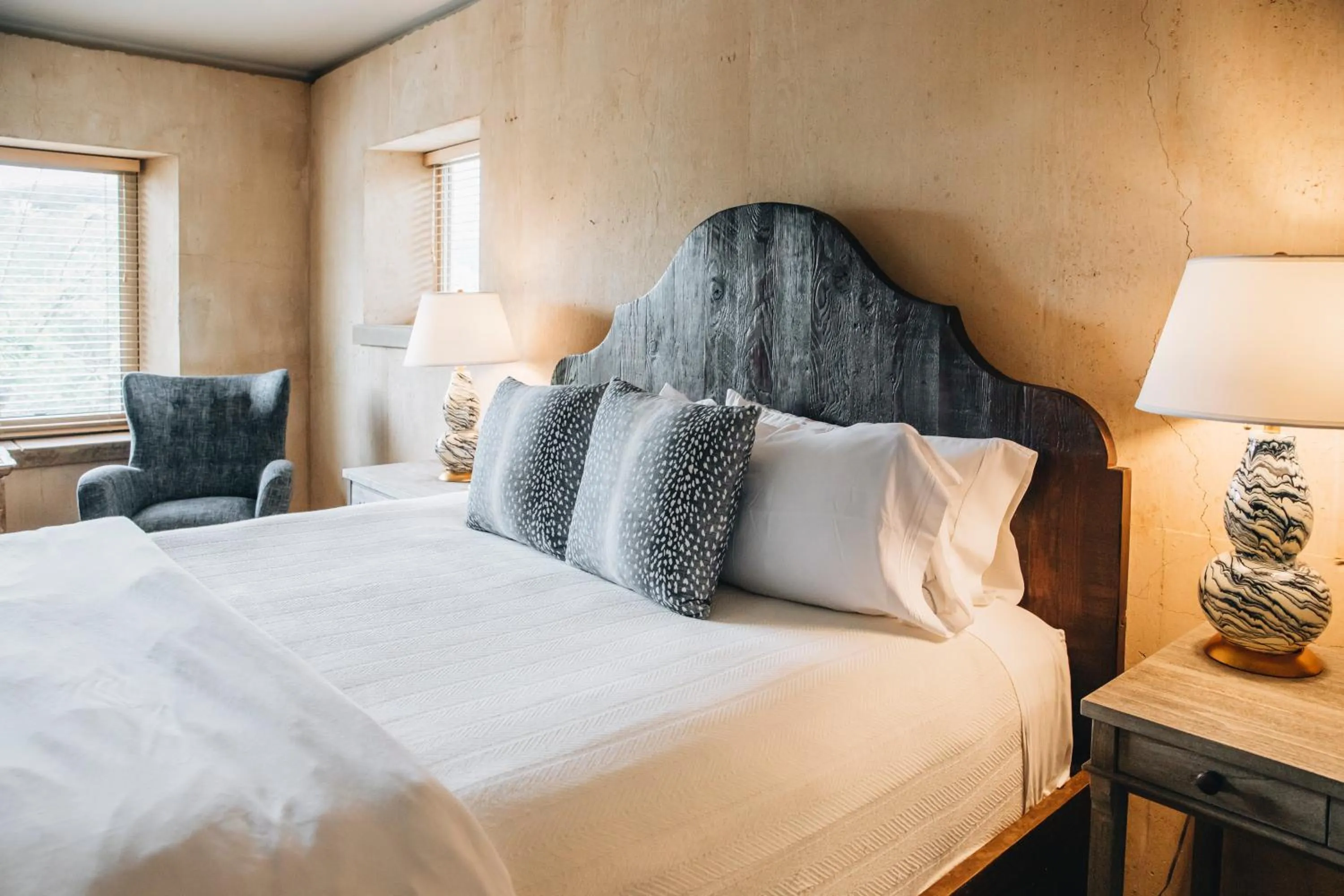 Seating area, Bed in Seven Branches Venue and Inn