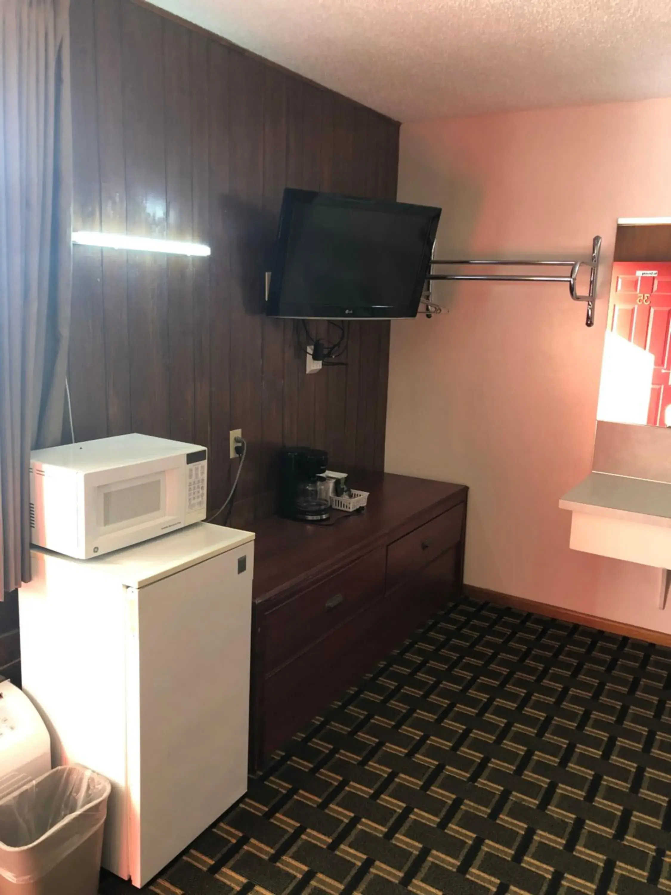 Deluxe Queen Suite in BIG 12 MOTEL Deluxe Queen Suite in BIG 12 MOTEL