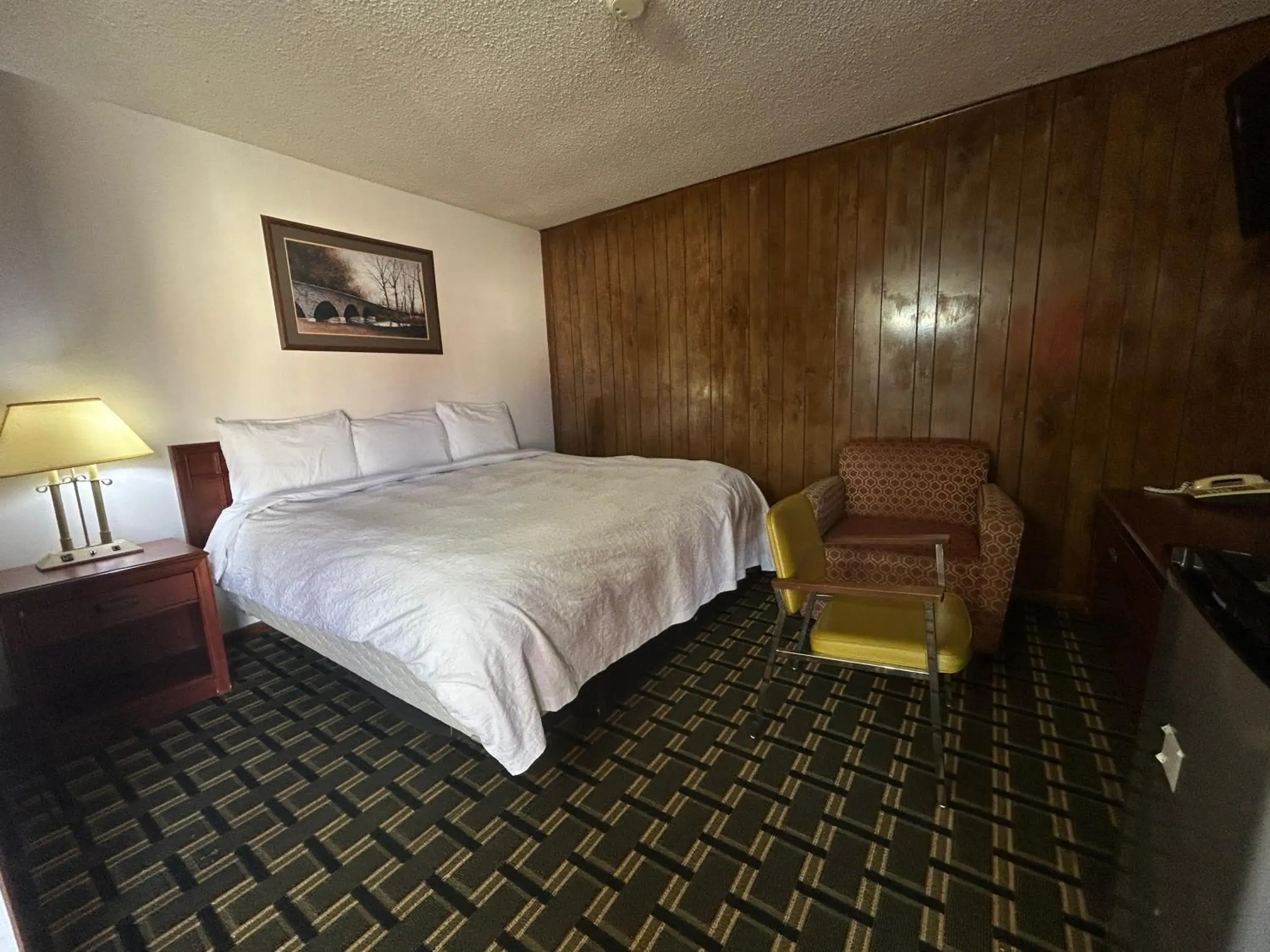 Queen Bed Non-Smoking in Big 12 Motel Broken Bow NE Queen Bed Non-Smoking in Big 12 Motel Broken Bow NE