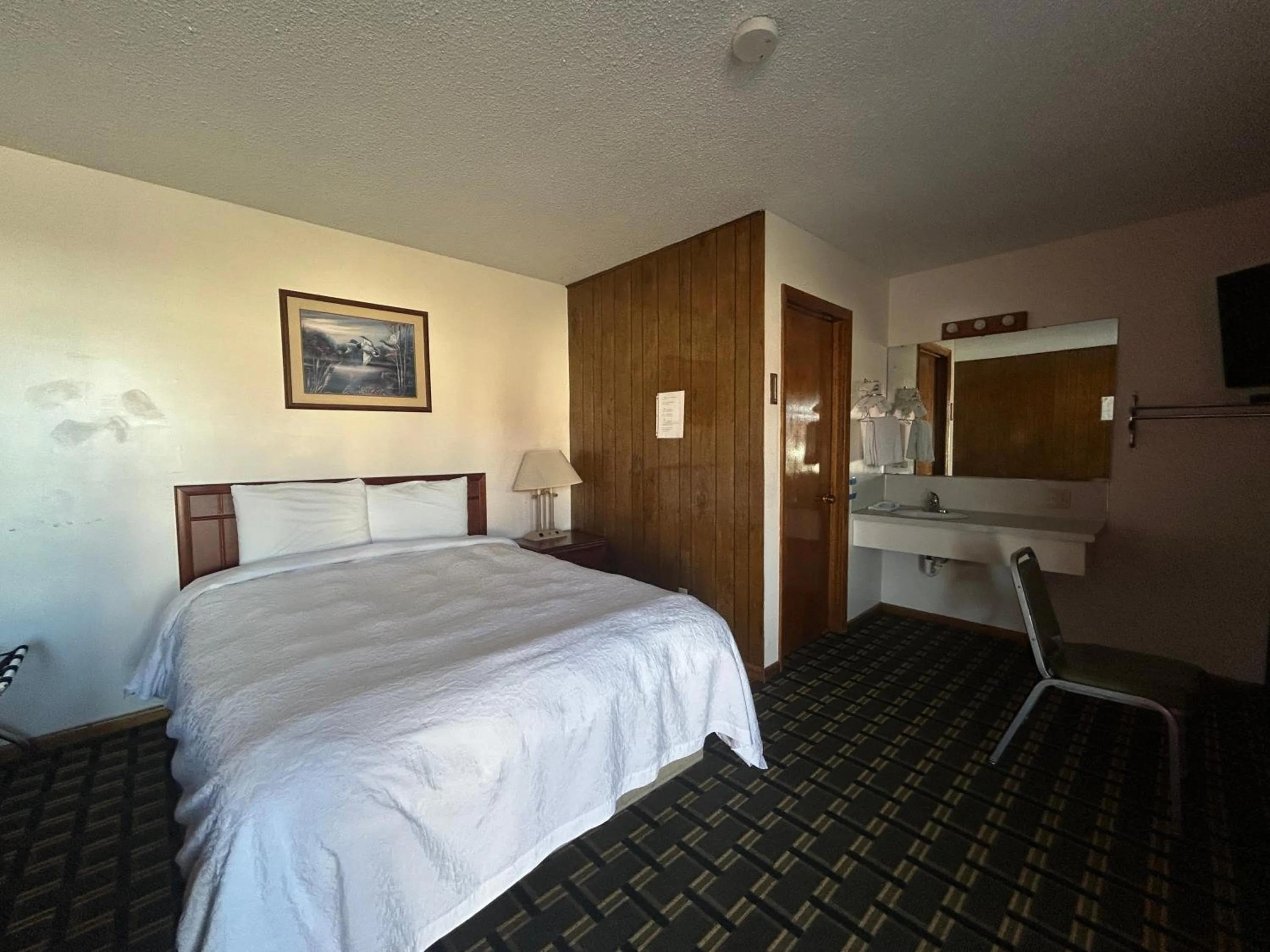 Bedroom, Bed in Big 12 Motel Broken Bow NE