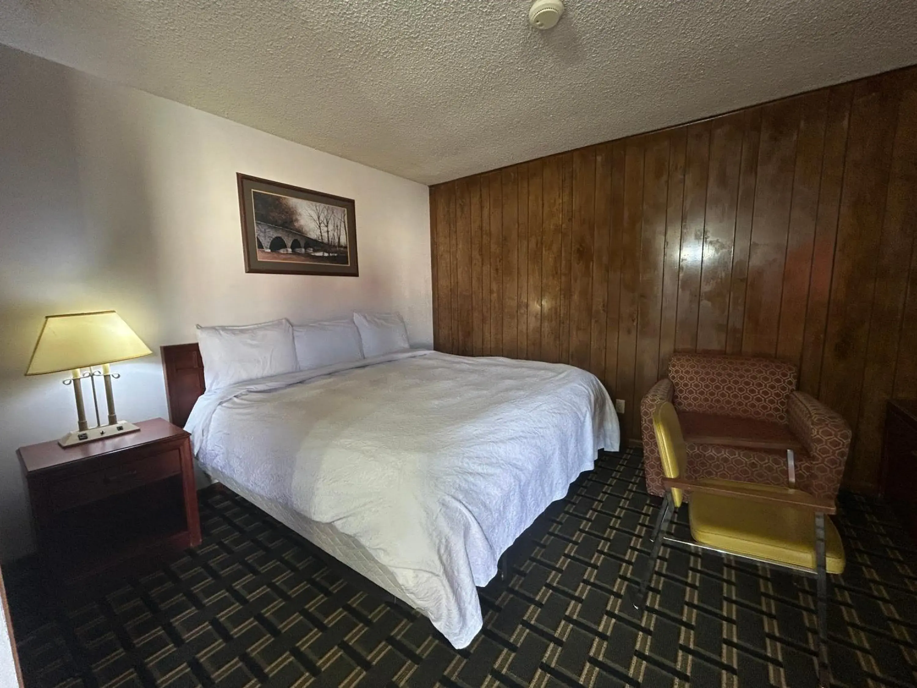 Queen Bed Non-Smoking in Big 12 Motel Broken Bow NE Queen Bed Non-Smoking in Big 12 Motel Broken Bow NE