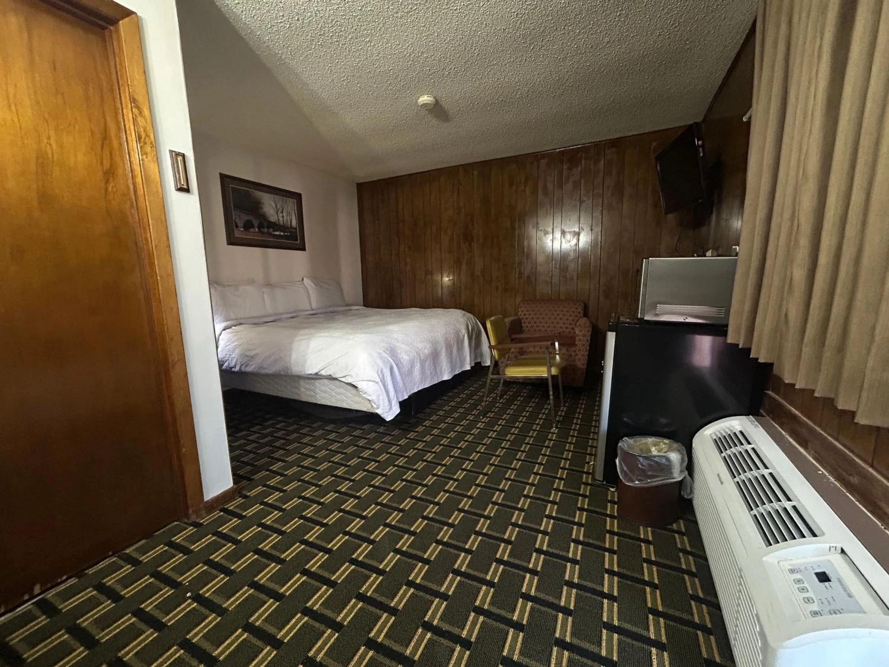 Bedroom, Bed in Big 12 Motel Broken Bow NE