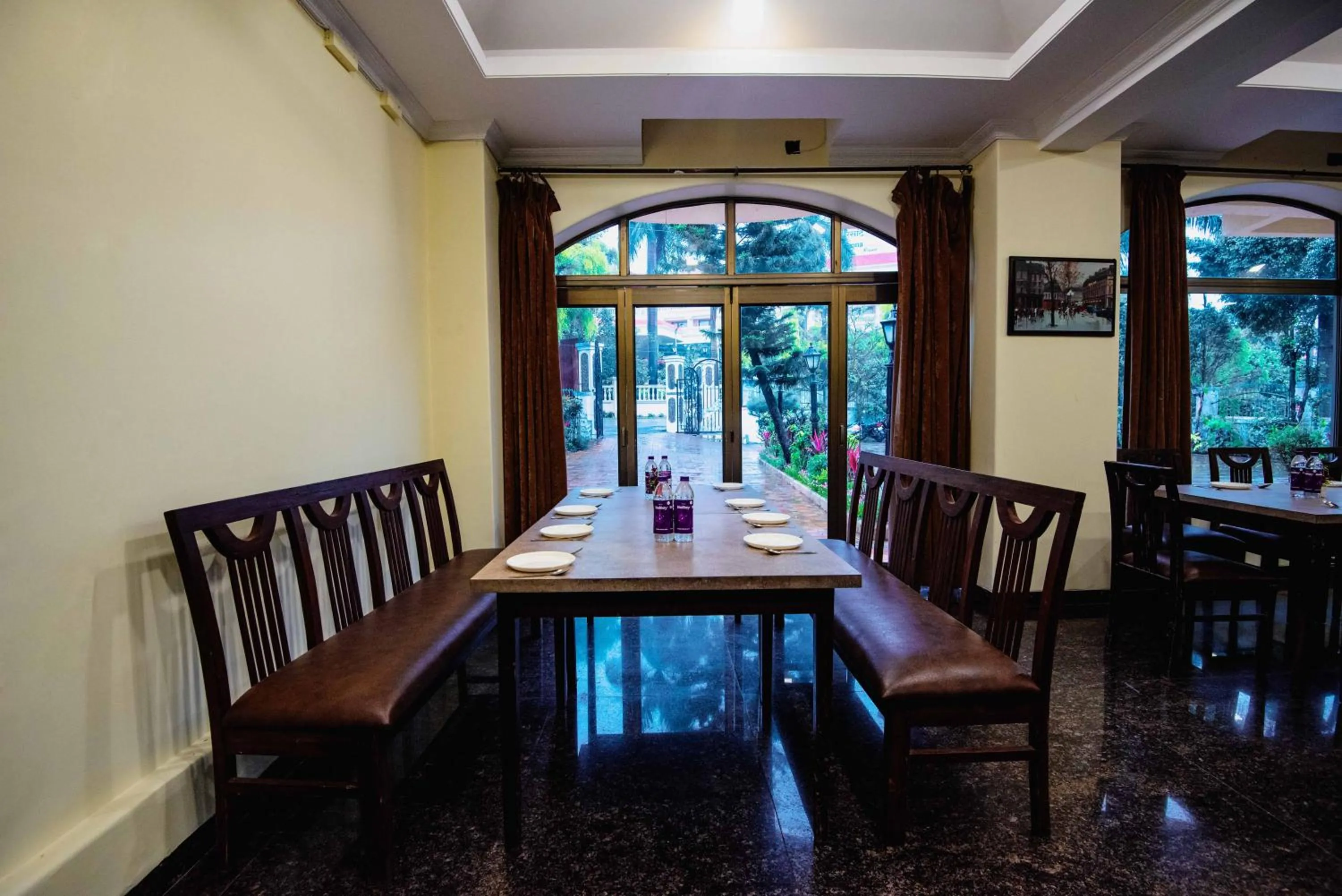 Restaurant/places to eat in Treebo Reveniir Resort with Pool