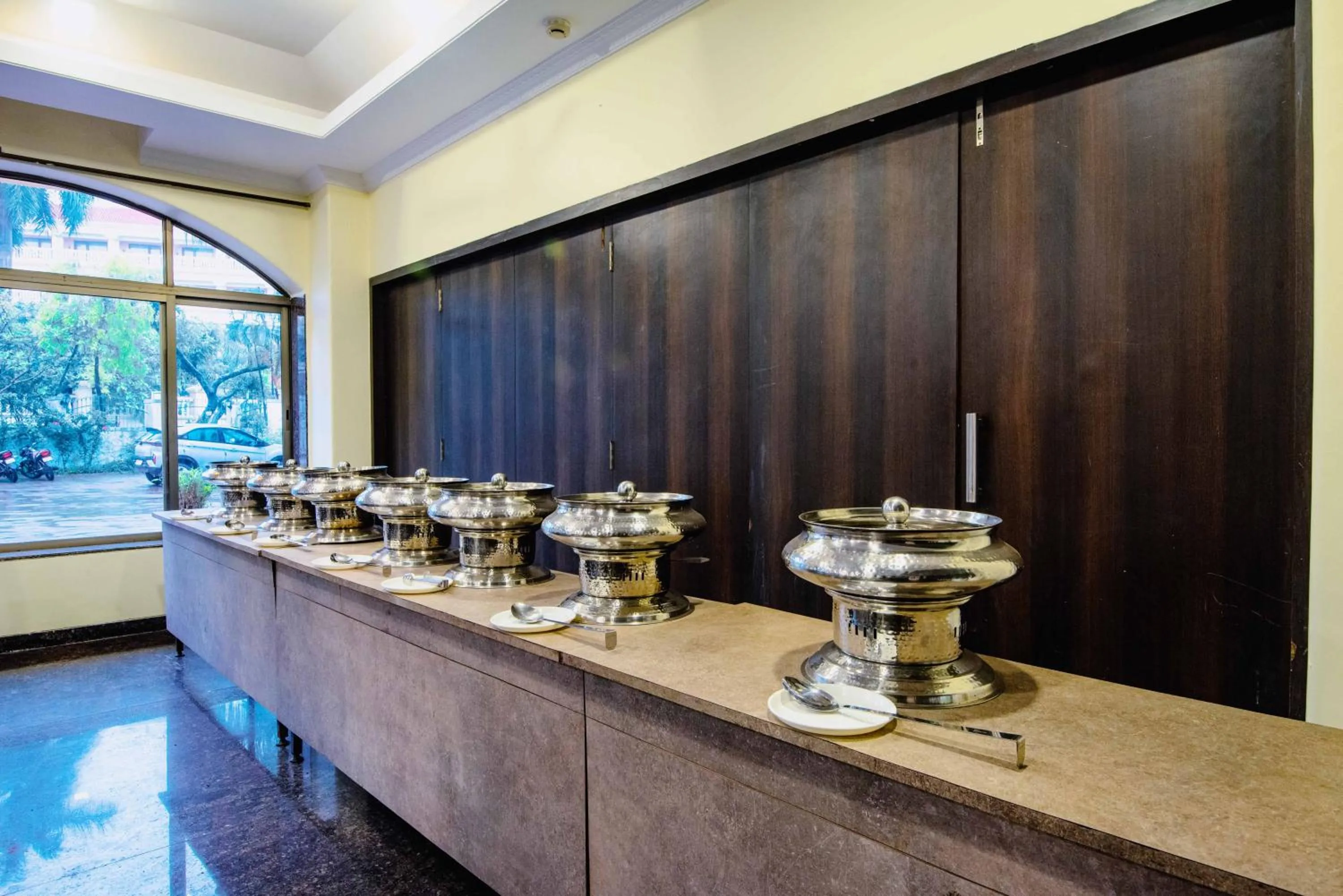 Restaurant/places to eat in Treebo Reveniir Resort with Pool