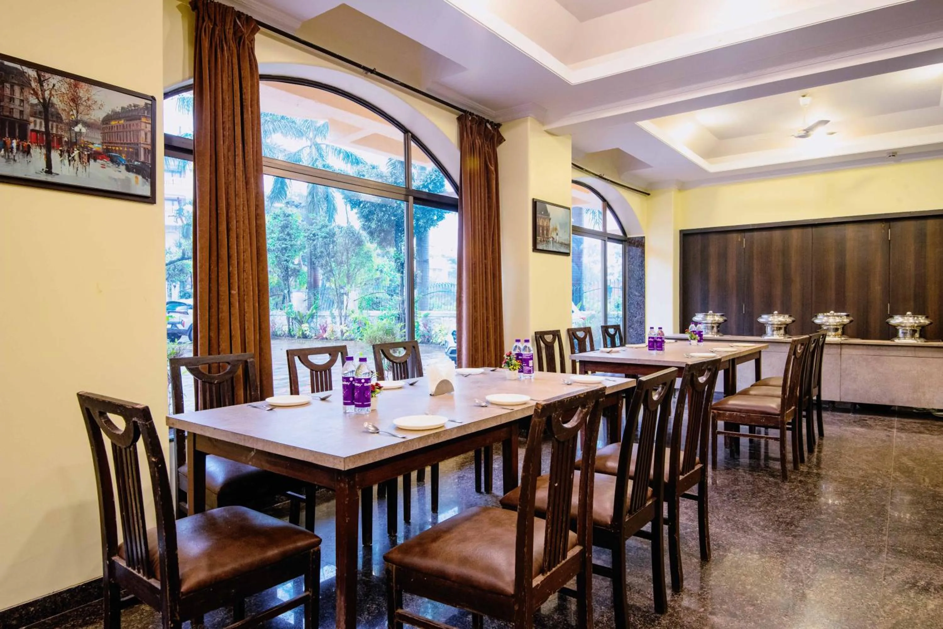 Restaurant/places to eat in Treebo Reveniir Resort with Pool