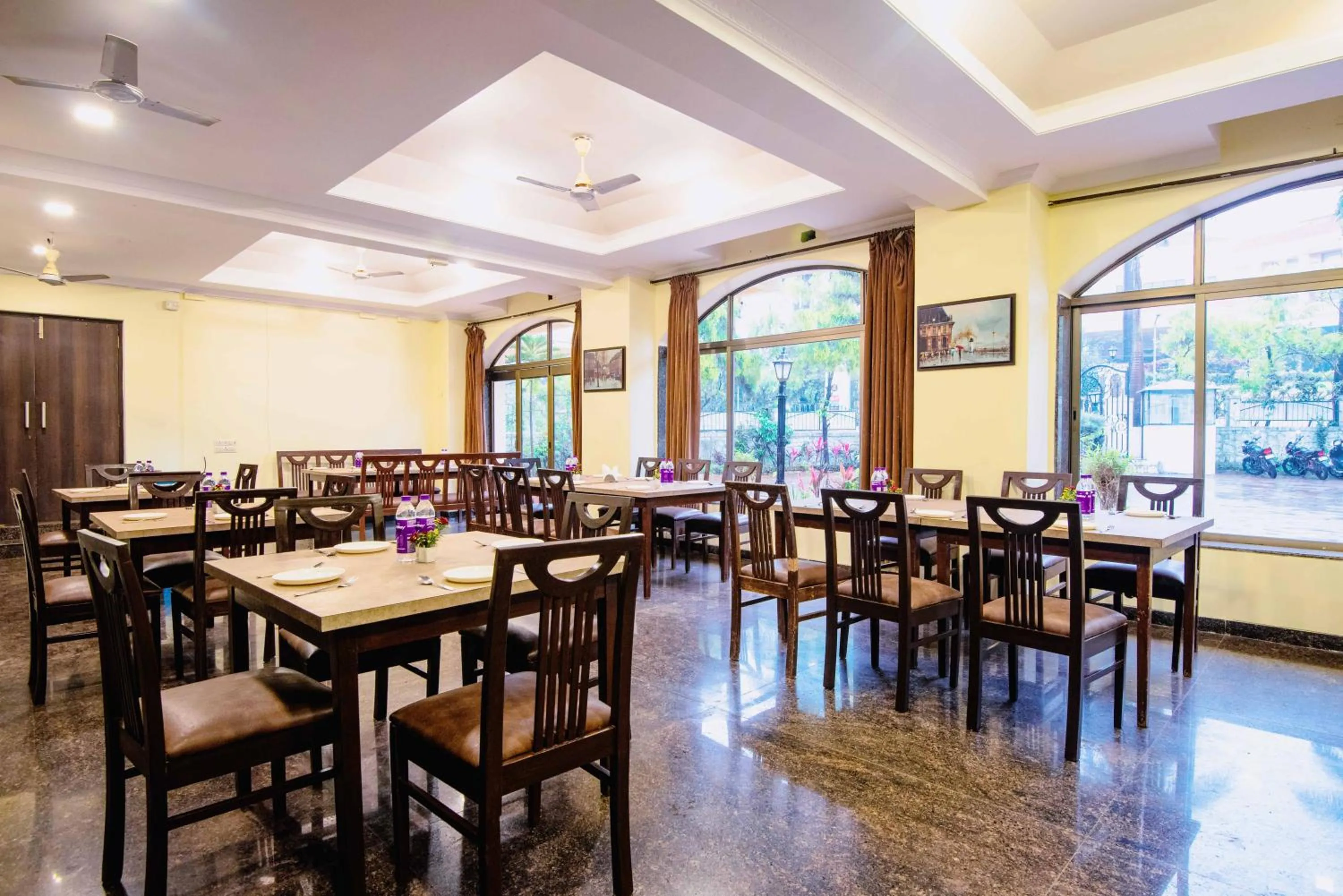 Restaurant/places to eat in Treebo Reveniir Resort with Pool