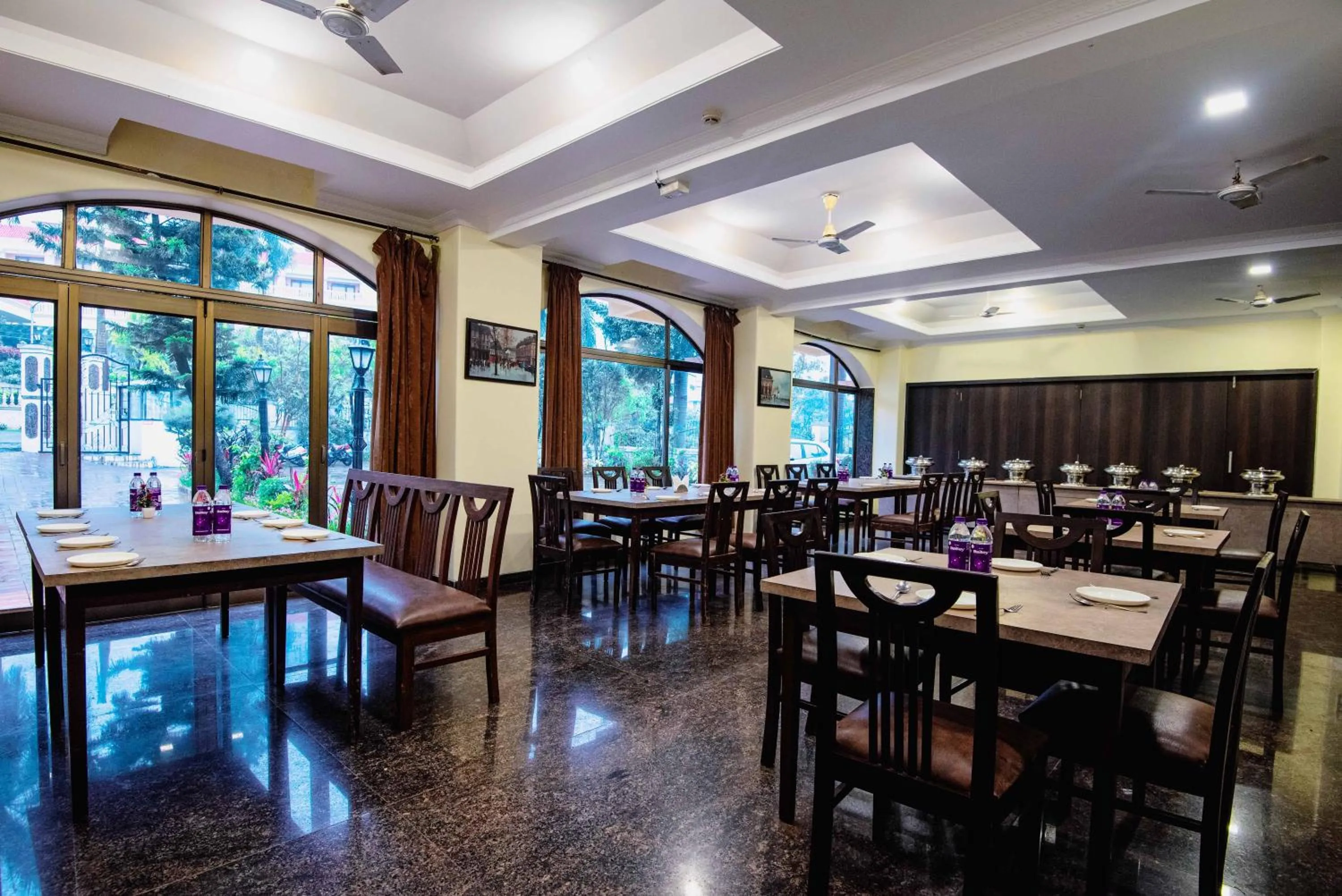 Restaurant/places to eat in Treebo Reveniir Resort with Pool