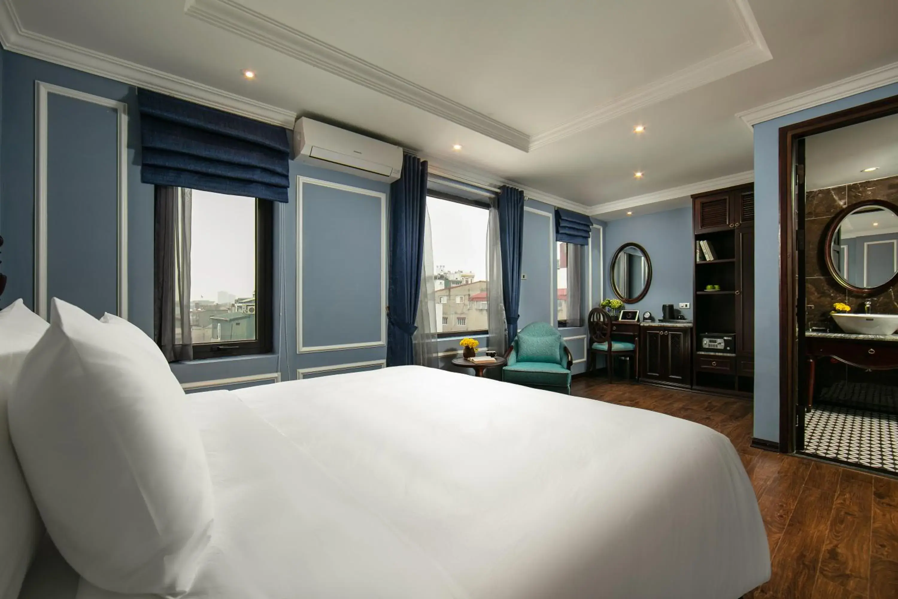 Photo of the whole room, Bed in Romantique Hotel De Hanoi Photo of the whole room, Bed in Romantique Hotel De Hanoi