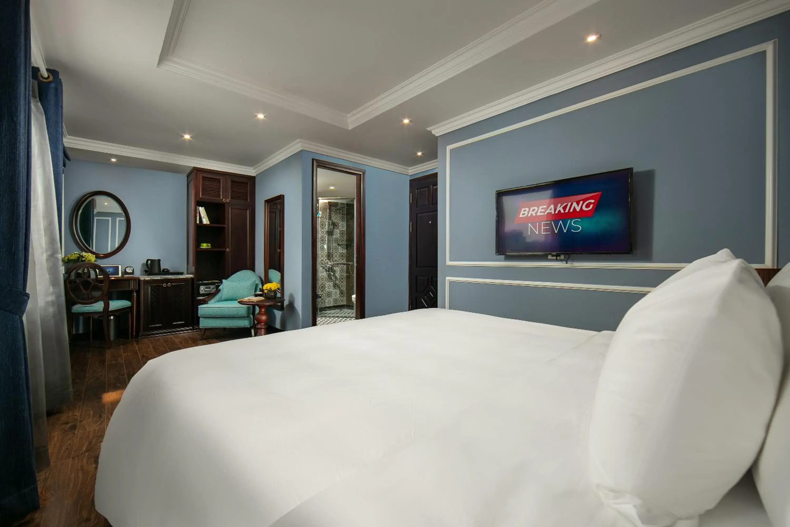 Photo of the whole room, Bed in Romantique Hotel De Hanoi Photo of the whole room, Bed in Romantique Hotel De Hanoi