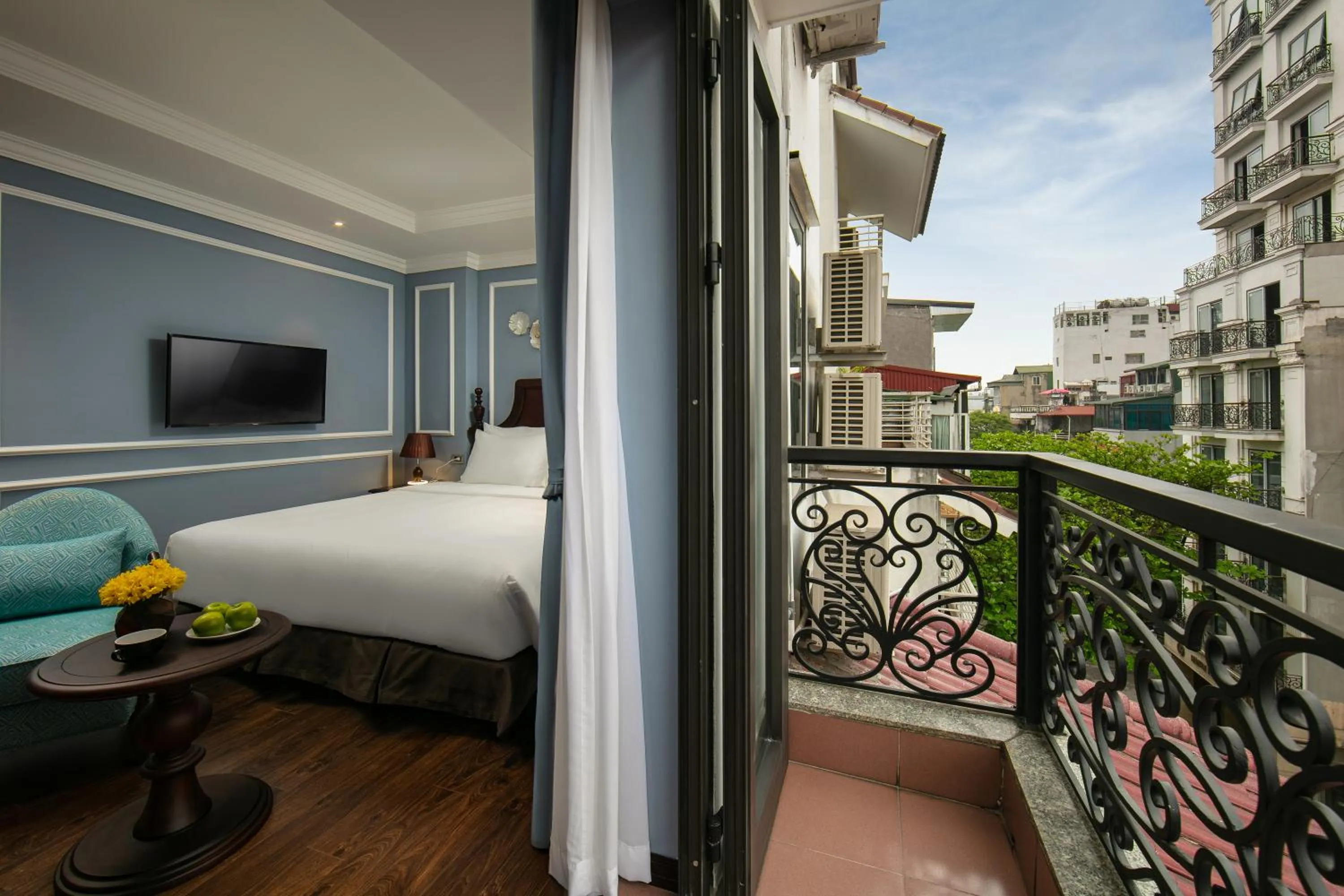 Bed in Romantique Hotel De Hanoi