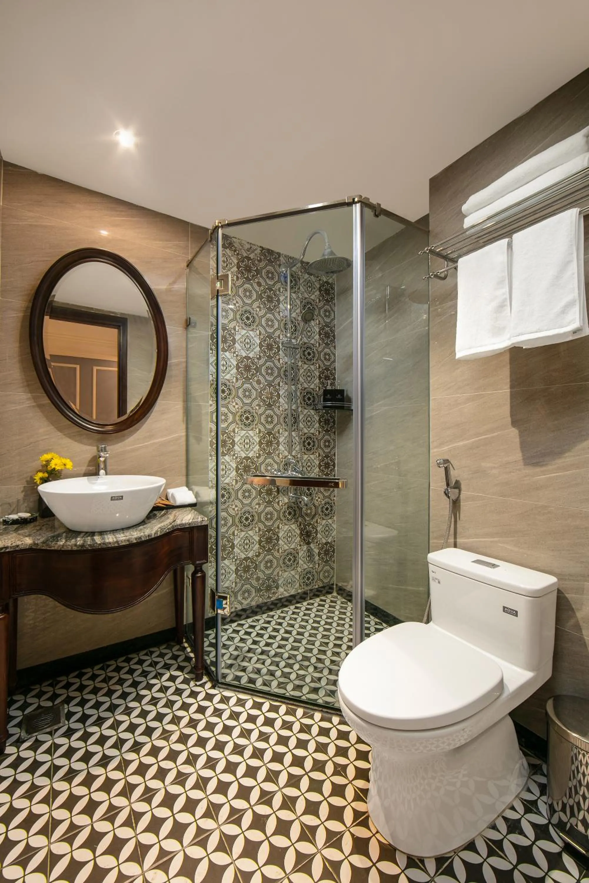 Bathroom in Romantique Hotel De Hanoi