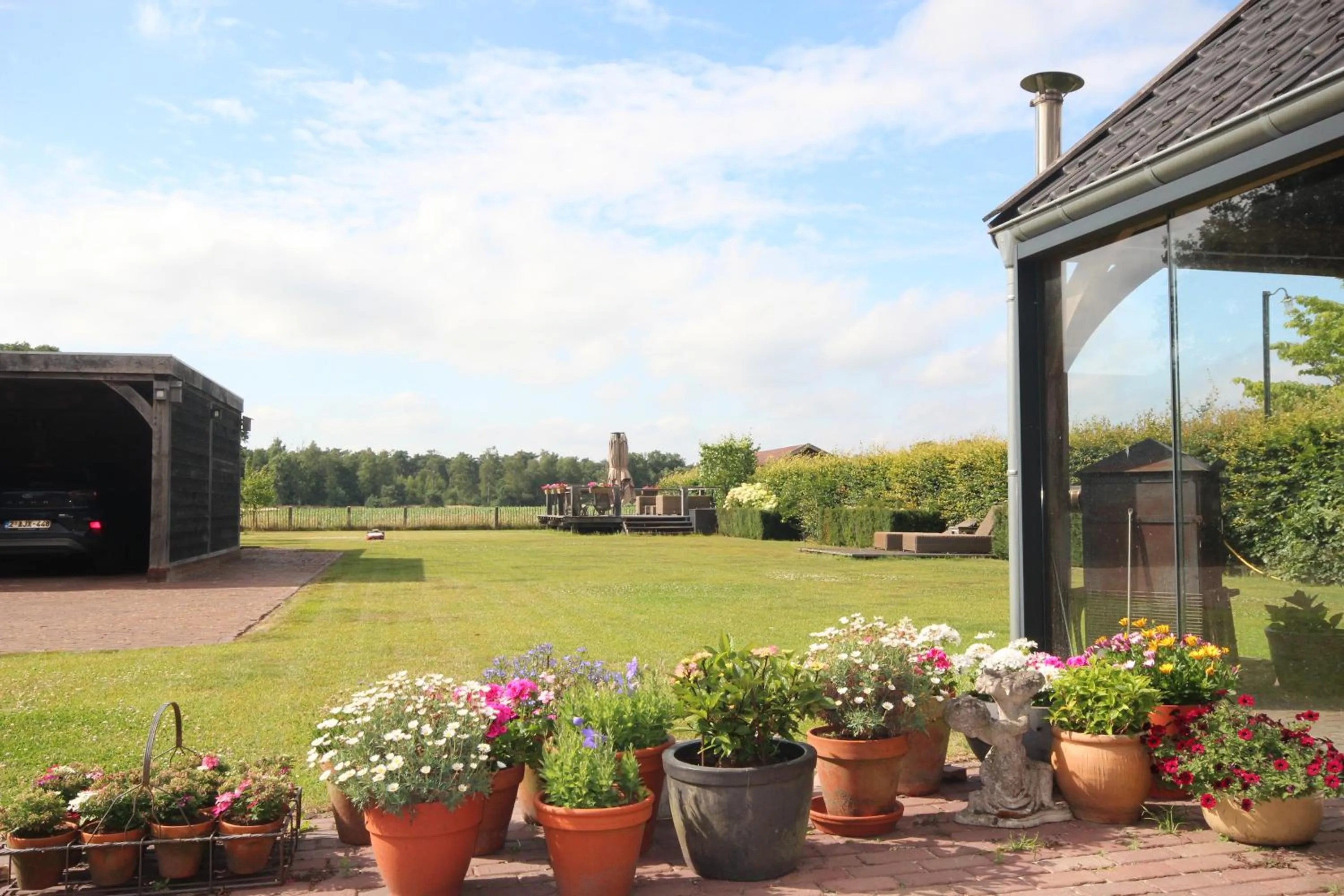 Garden view in B&B 't Mjeels Pierke