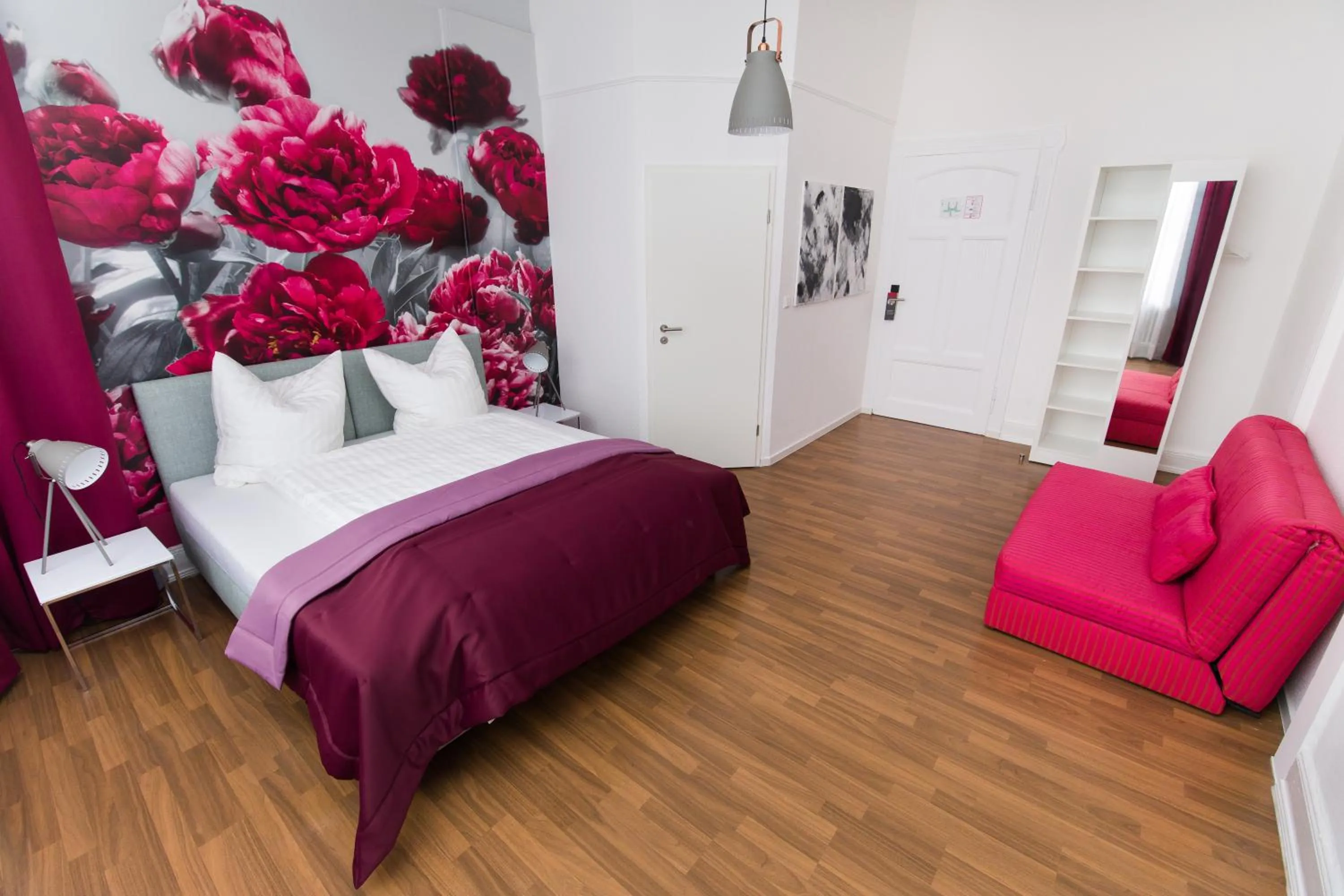 Photo of the whole room, Bed in Hotel Reverey * kontaktloser Self Check-In *