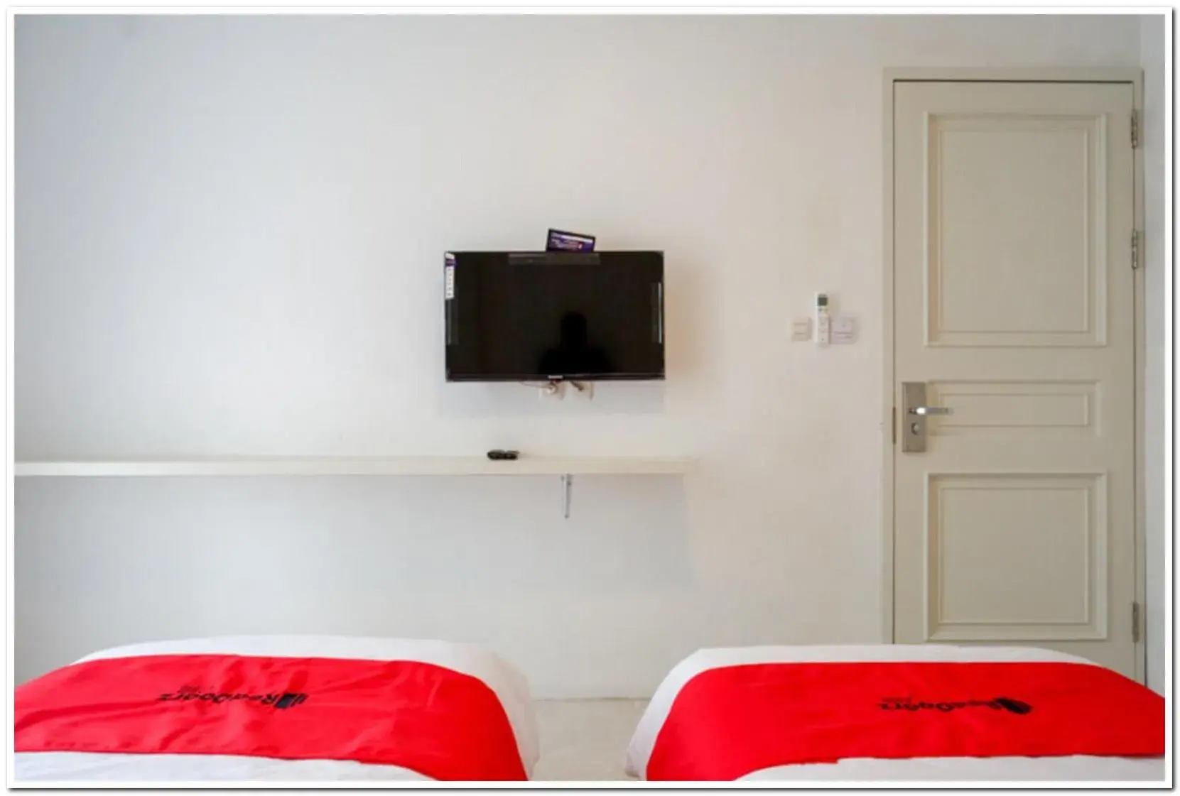 Bed in RedDoorz Plus @ Madukoro Raya Semarang Bed in RedDoorz Plus @ Madukoro Raya Semarang