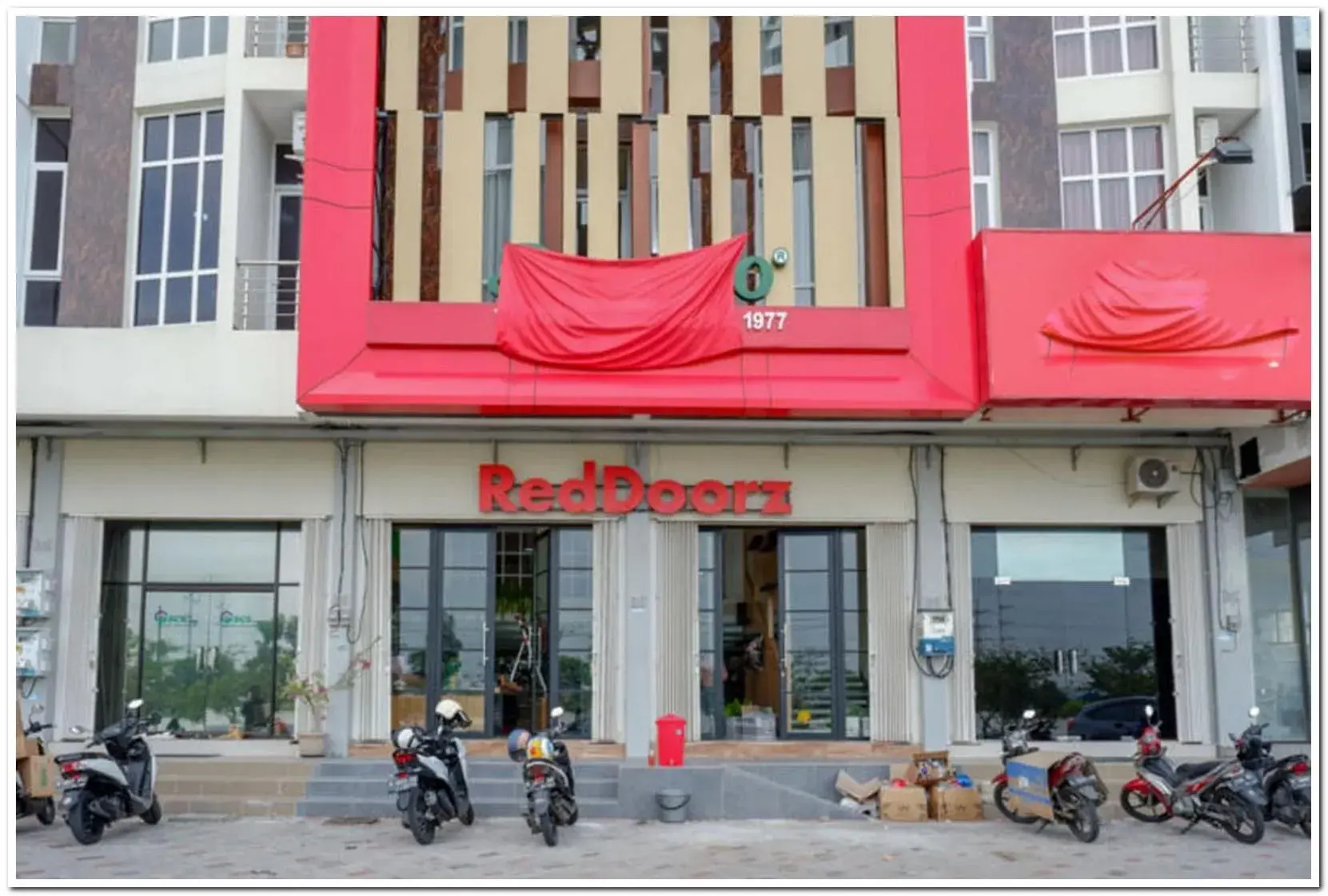 Property building in RedDoorz Plus @ Madukoro Raya Semarang Property building in RedDoorz Plus @ Madukoro Raya Semarang