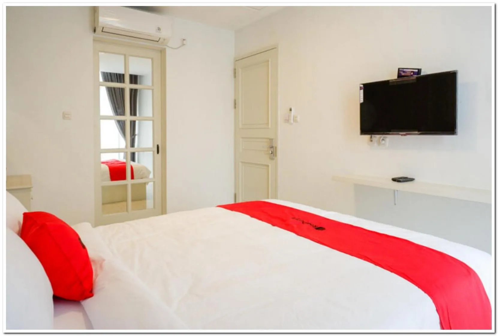 Bed in RedDoorz Plus @ Madukoro Raya Semarang