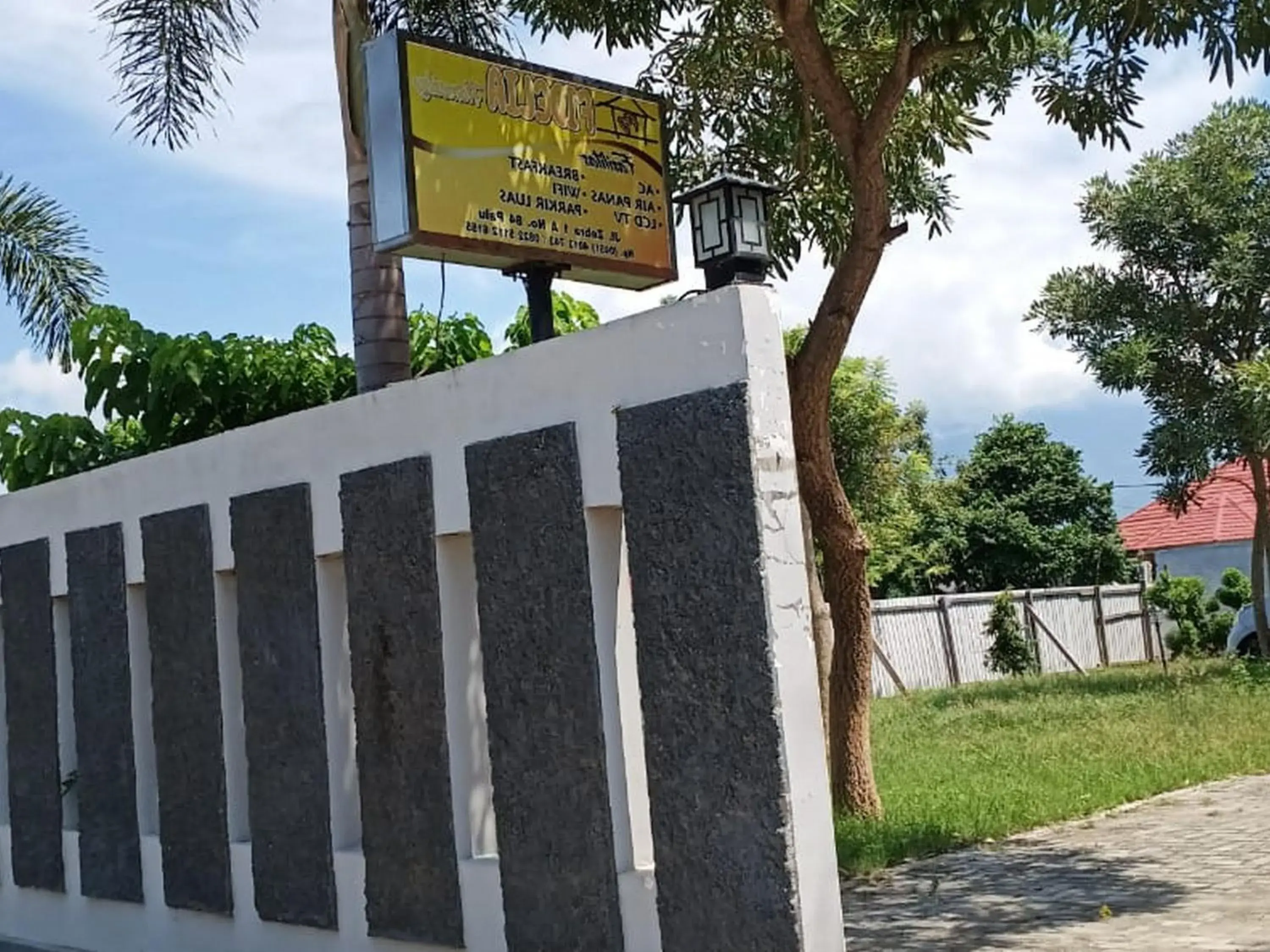 Facade/entrance in Fidelia Homestay Palu Mitra RedDoorz Facade/entrance in Fidelia Homestay Palu Mitra RedDoorz