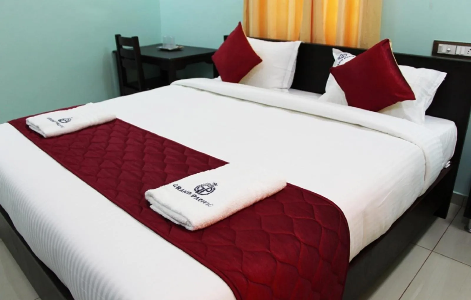 Bedroom, Bed in Grand Pacific