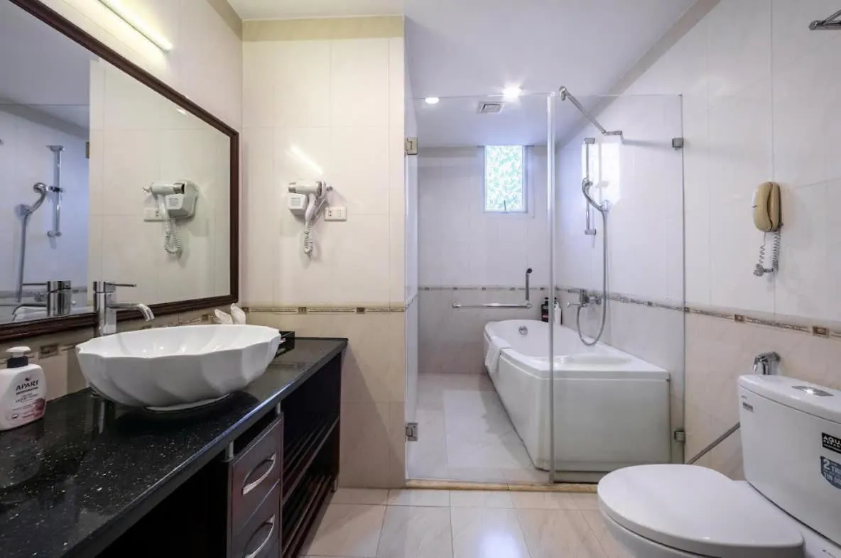 Shower in A25 Hotel - 15 Trần Quốc Toản