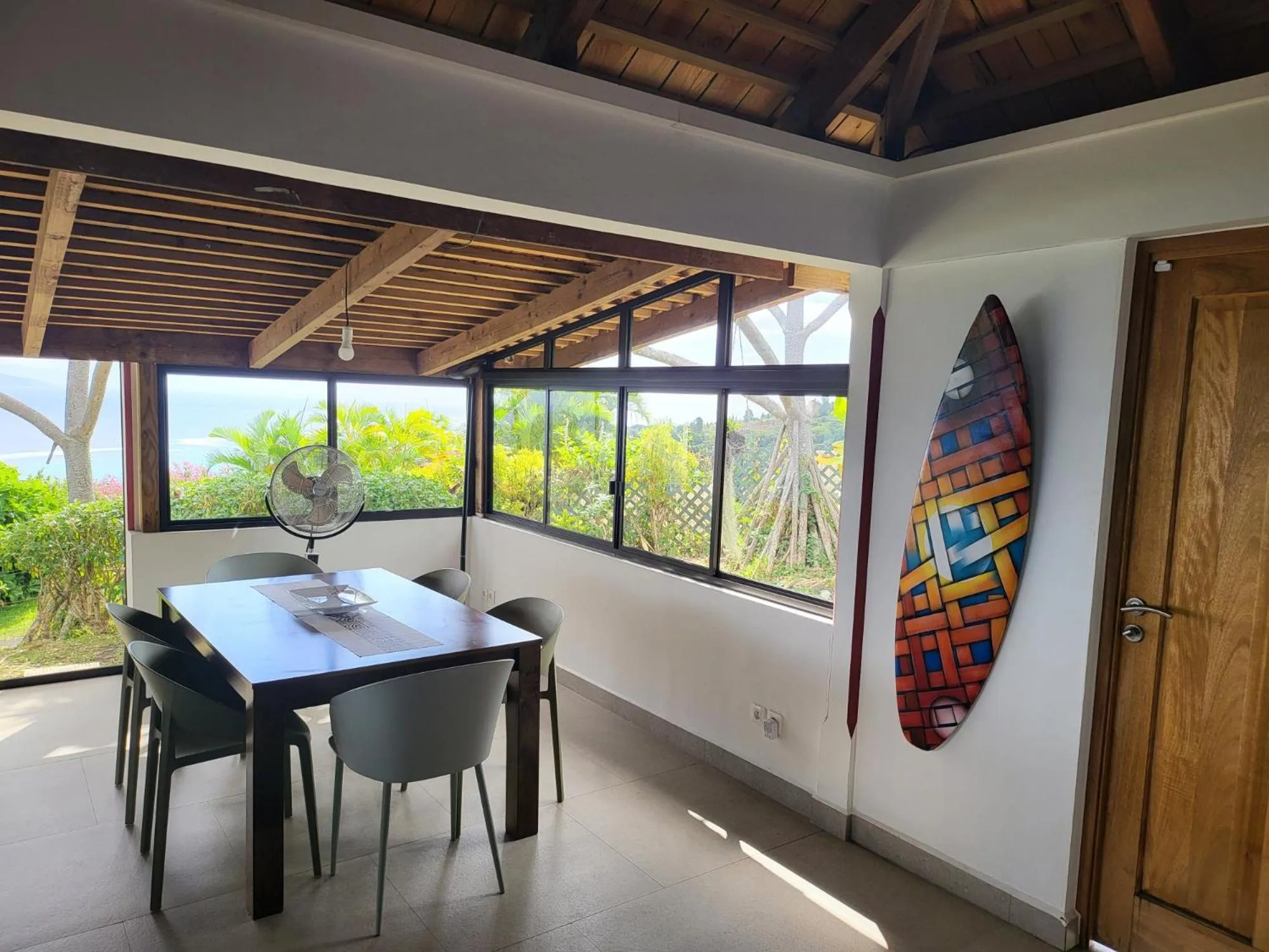 Dining area in Jolie Maison Vue Ocean et Moorea