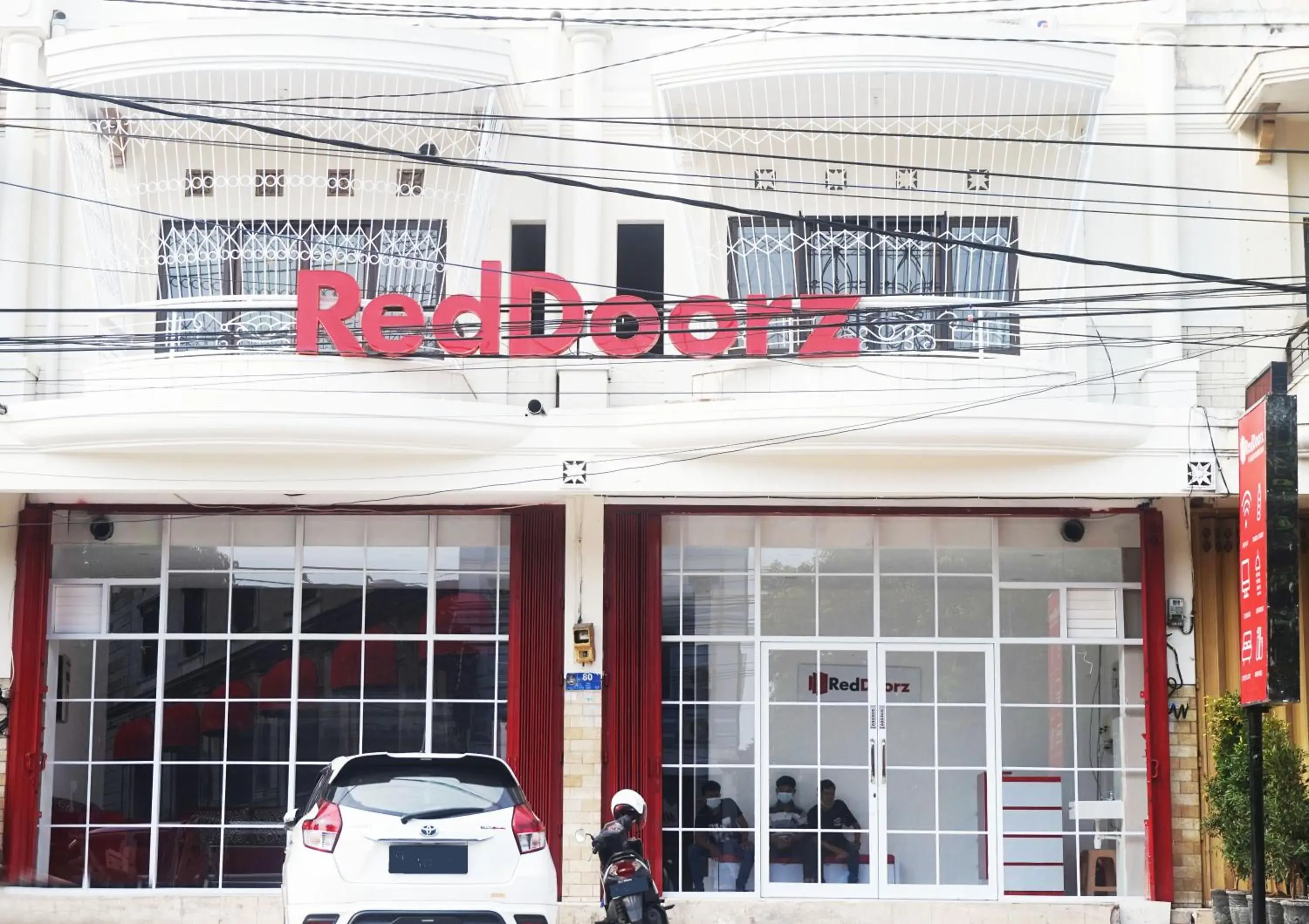 Property building in RedDoorz @ Jalan Tanjung Blitar Property building in RedDoorz @ Jalan Tanjung Blitar