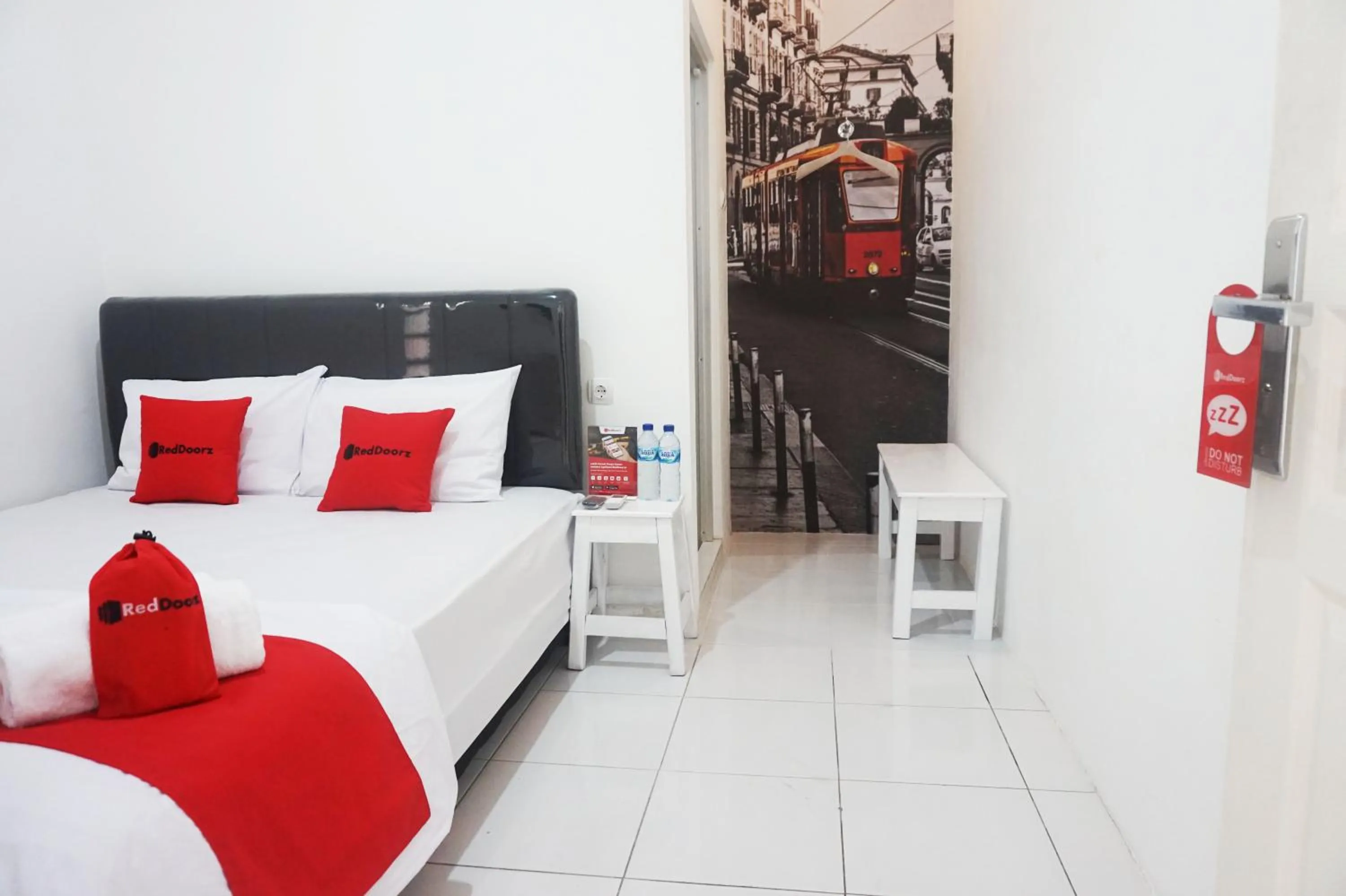 Bedroom, Bed in RedDoorz @ Jalan Tanjung Blitar