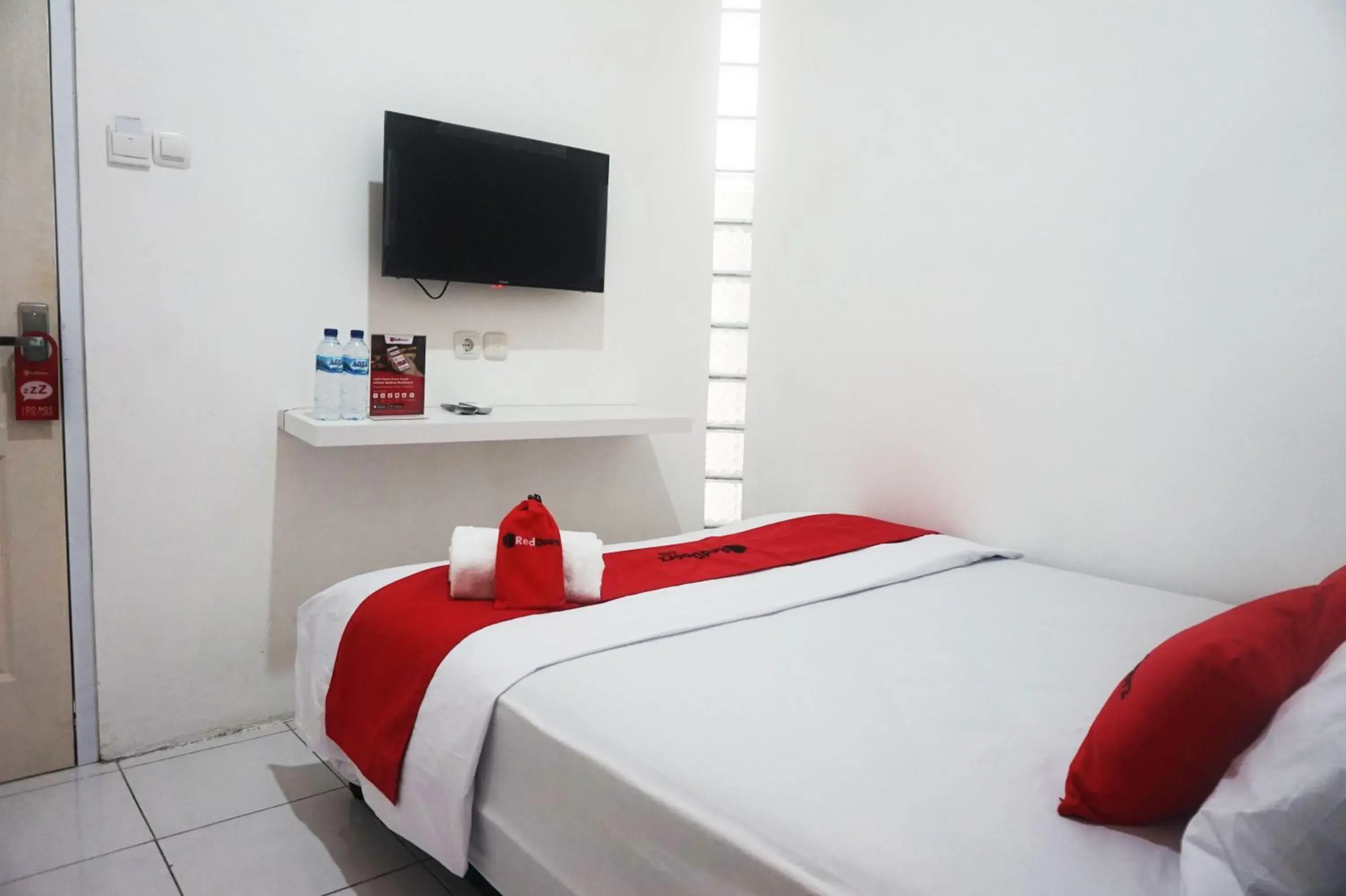 Bed in RedDoorz @ Jalan Tanjung Blitar Bed in RedDoorz @ Jalan Tanjung Blitar