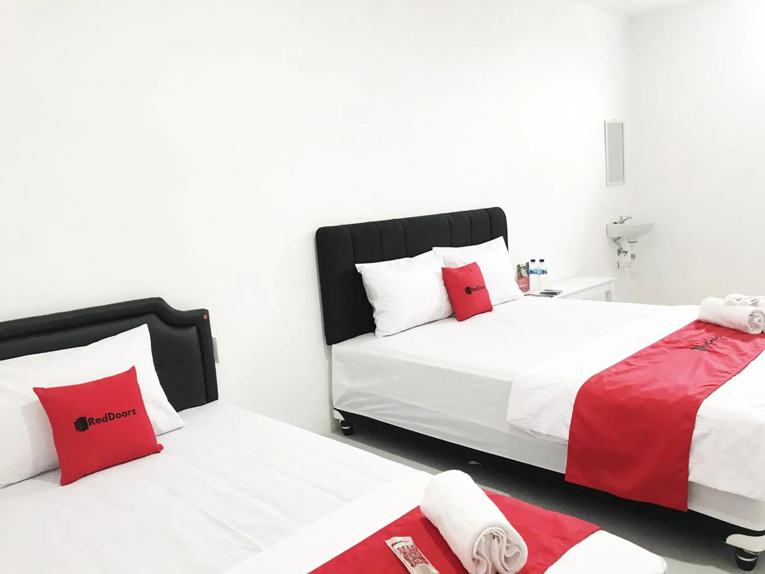 Bedroom, Bed in RedDoorz @ Jalan Tanjung Blitar Bedroom, Bed in RedDoorz @ Jalan Tanjung Blitar