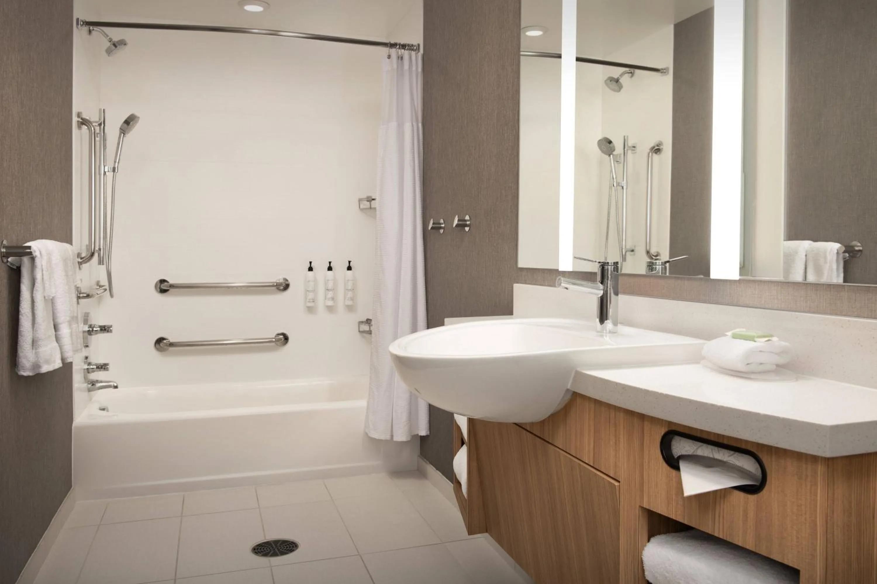 Bathroom in SpringHill Suites By Marriott Charleston Airport & Convention Center