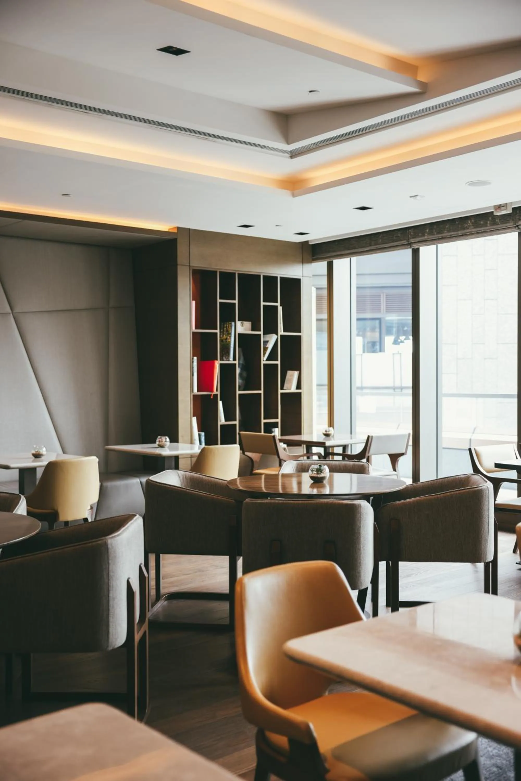 Lounge or bar in Sheraton Hong Kong Tung Chung Hotel