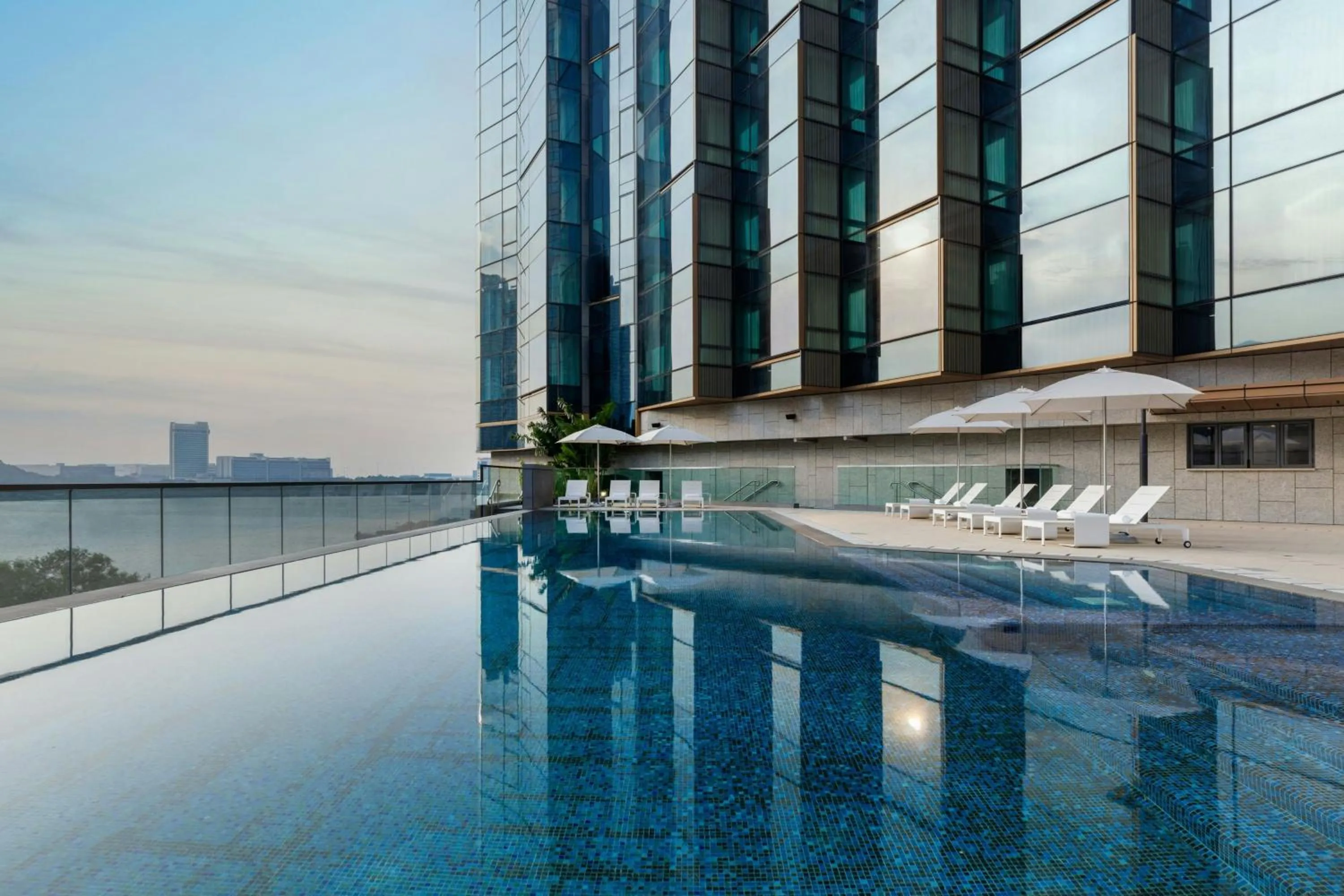 Swimming pool in Sheraton Hong Kong Tung Chung Hotel